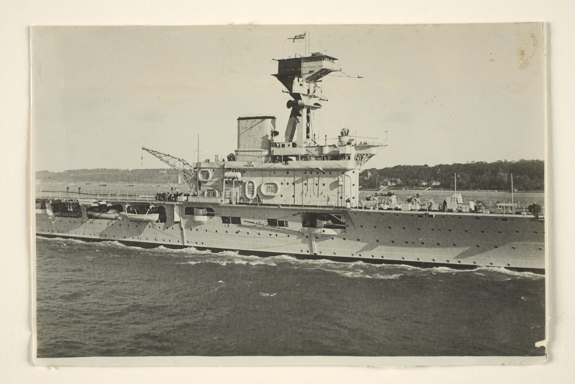 1995.1673; Foto's van het Britse vliegdekschip HMS 'Hermes' tijdens de vlootrevue bij Spithead ter gelegenheid van de Britse kroningsfeesten [...]; fotoreportage