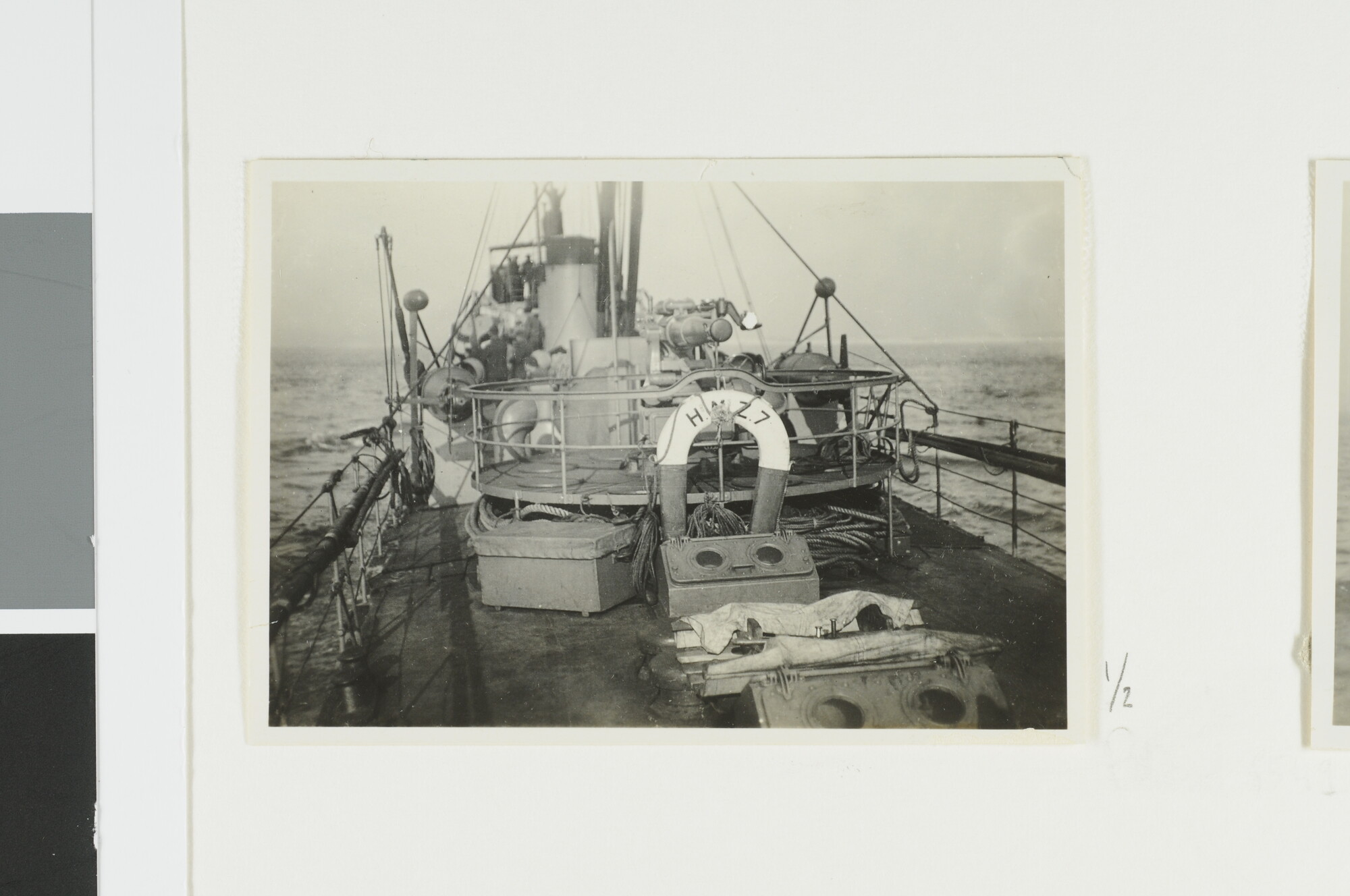 A.2867(03)019; Het dek van de torpedoboot Hr.Ms. 'Z 7' op zee: het achterdek richting brug; foto