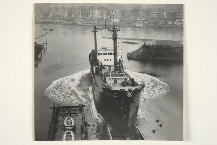 S.5219(12)0339; Foto van de tewaterlating van de Ierse vrachtschip ms. 'City of Cork' gebouwd op de langshelling van de ASM; foto