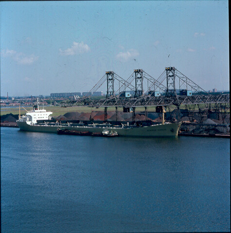 S.9100(3889); Dia van de Duitse bulkcarrier ms. Ursula Schulte bij de Overslag Bedrijf [...]; diapositief