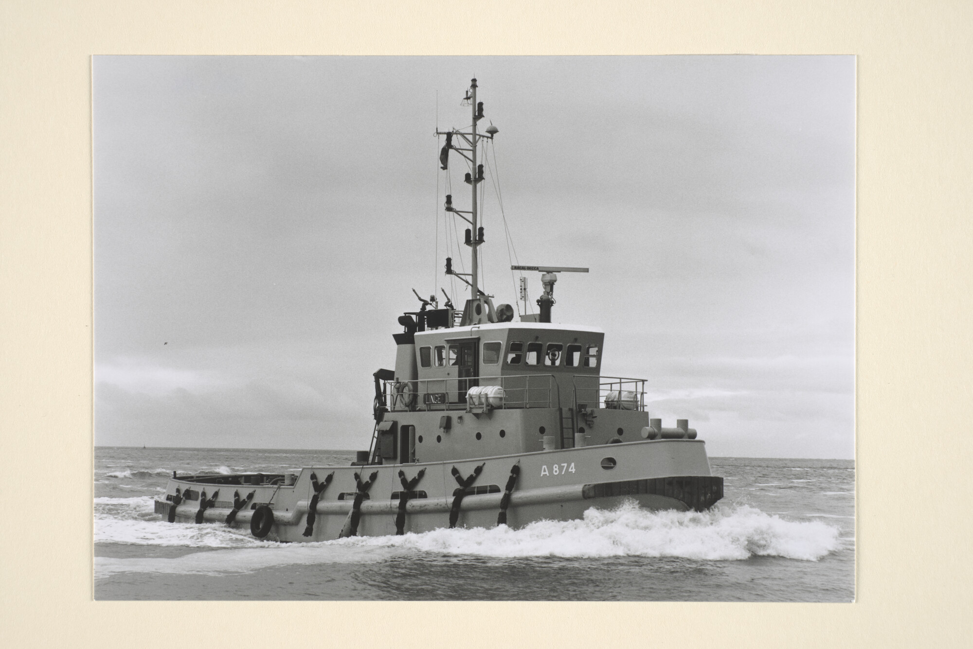 1996.1382; De kustsleepboot Hr.Ms. 'Linge' (A 874) gezien op zee, 1988; foto