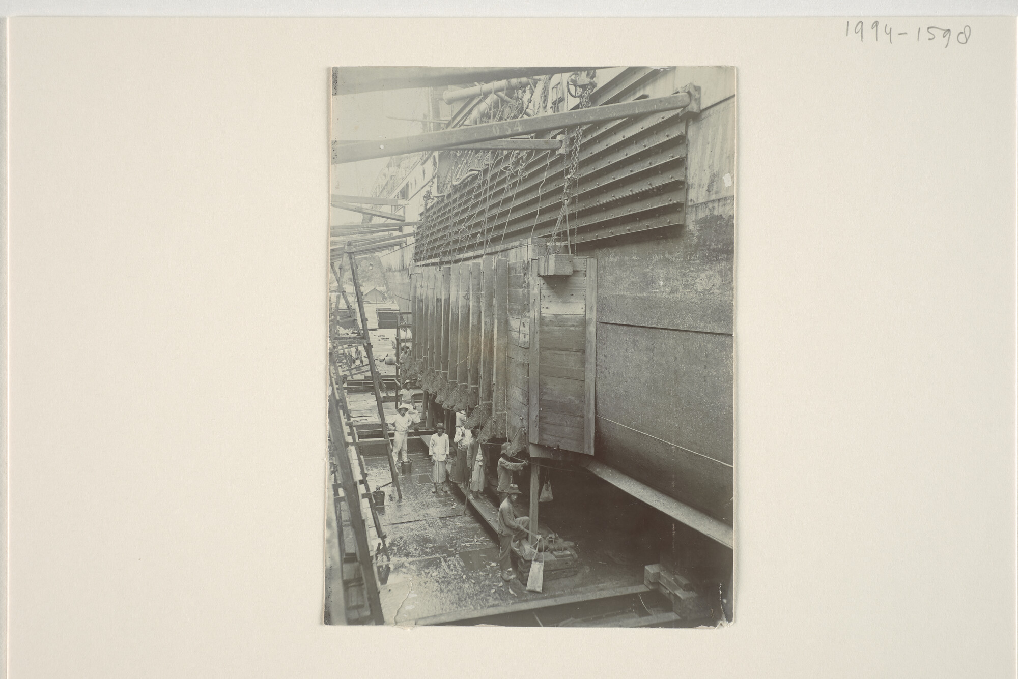 1994.1598; Schadefoto's van het ss. 'Pahud' na de ketelexplosie aan de steiger te Belawan-Deli, april 1908; fotoreportage