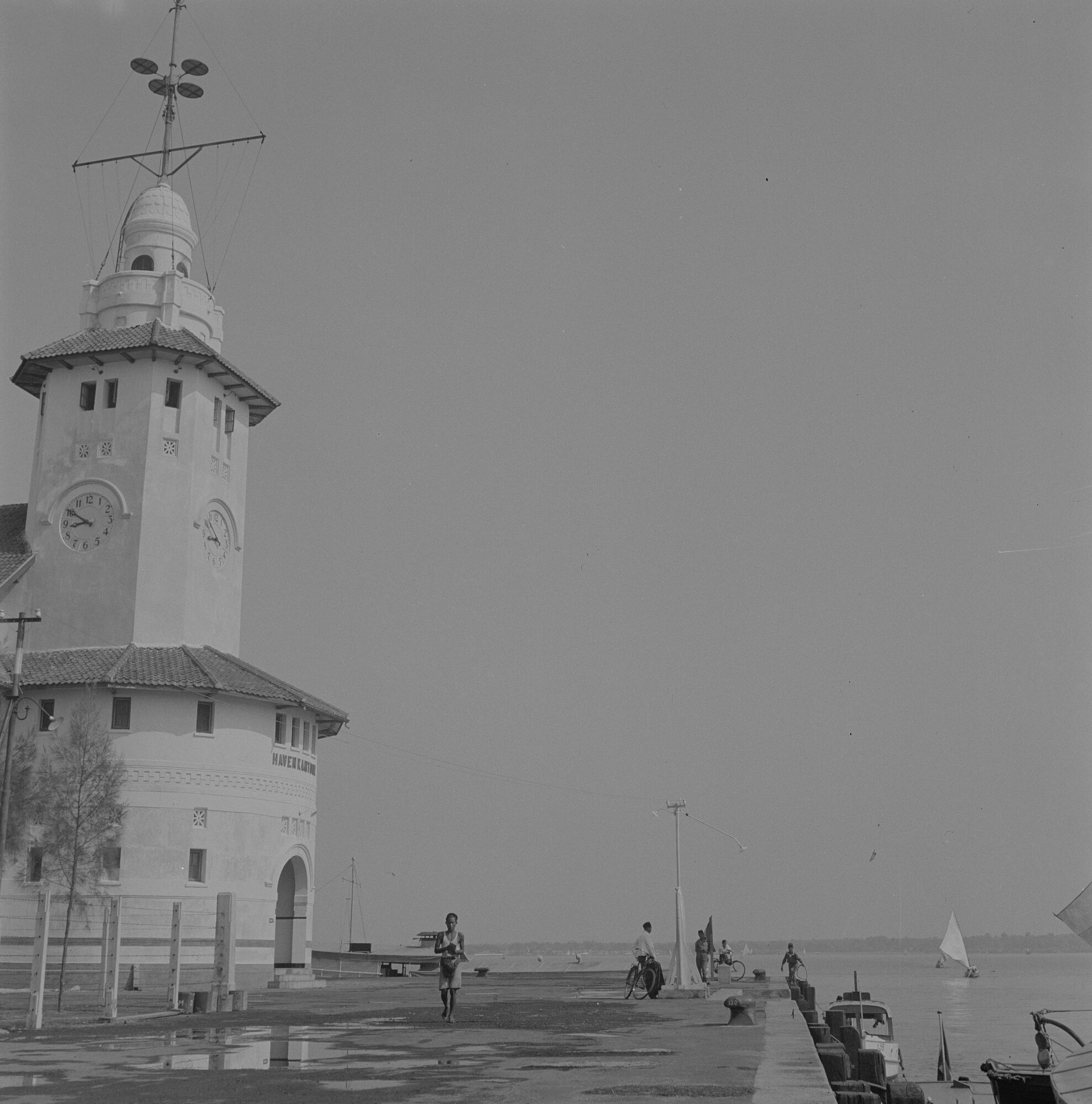 2015.3304; Negatief van de haveningang van Soerabaja (Surabaya); negatief