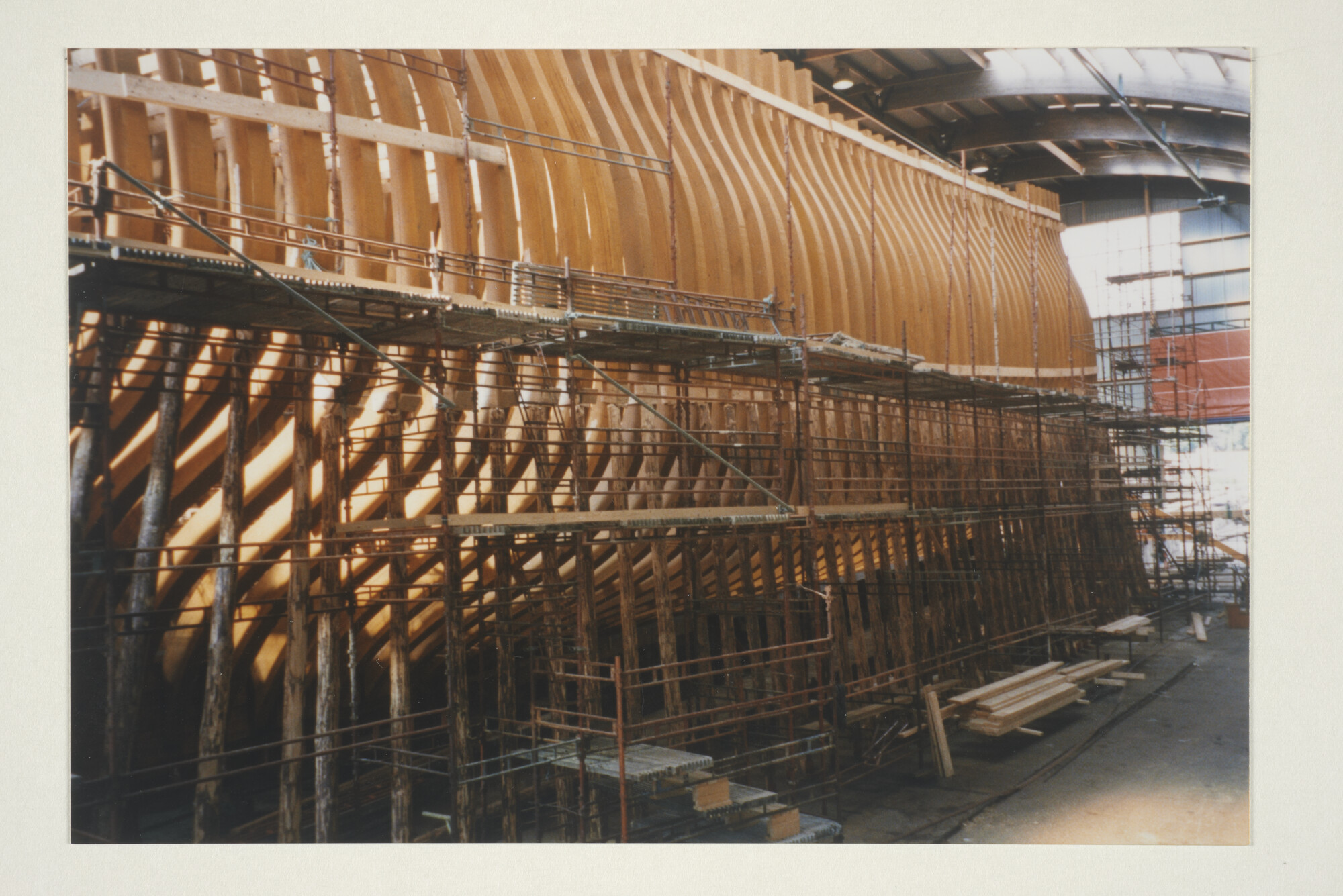 1998.1557; Kleurenfoto's van de bouw van de replica van het Zweedse retourschip Götheborg III in Gothenburg; fotoreportage