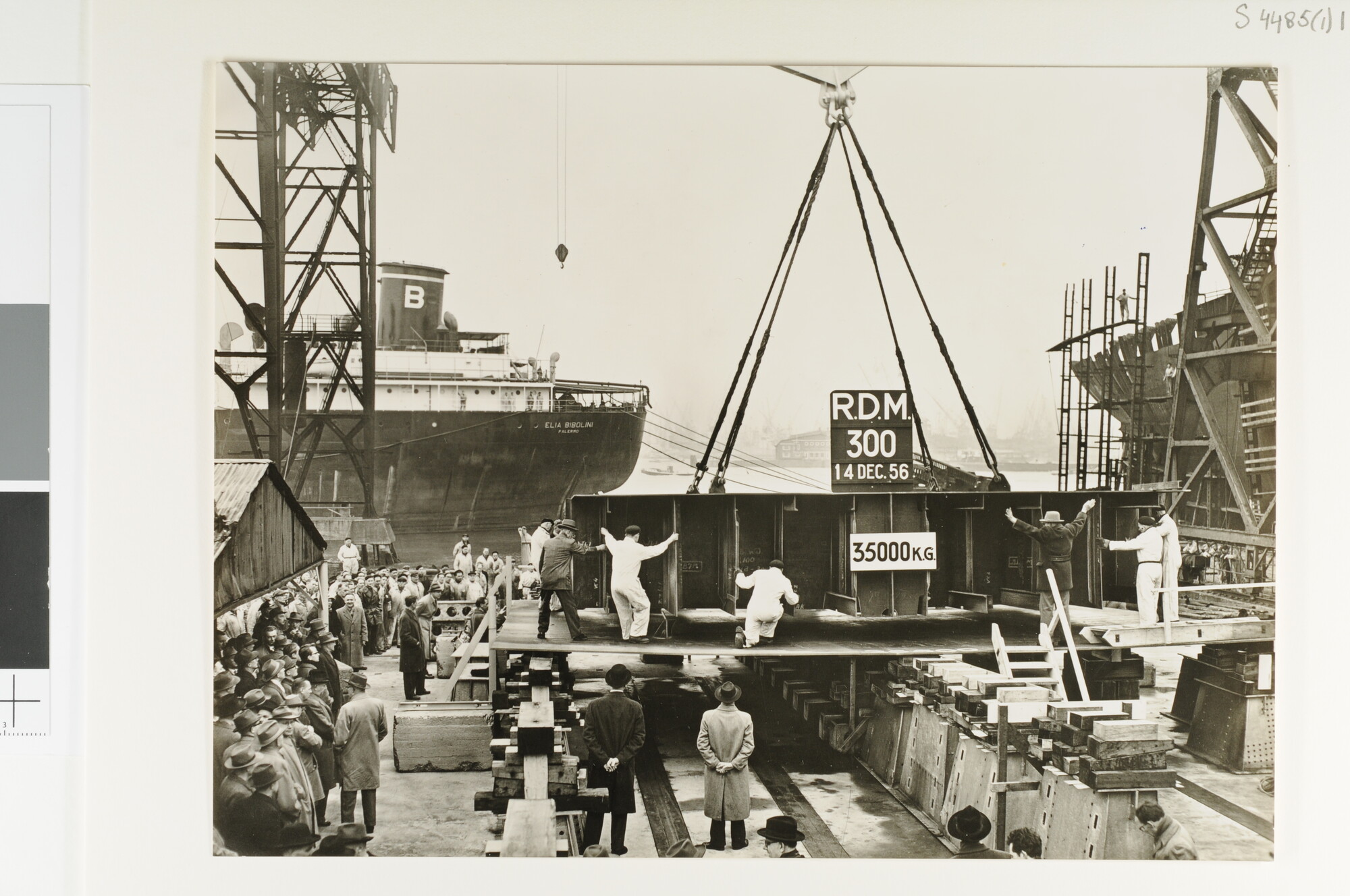 S.4485(01)1; De kiellegging van het passagiersschip ss. 'Rotterdam' van de Holland-Amerika Lijn bij de werf van de RDM te Rotterdam, december 1956; foto