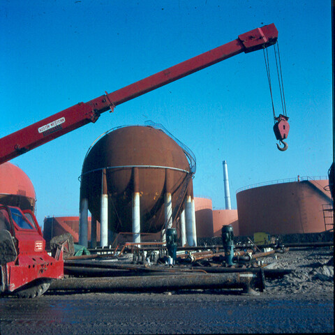 S.9100(2907); Dia Mobil Oil raffinaderij aan de Amerikahaven in Amsterdam; diapositief