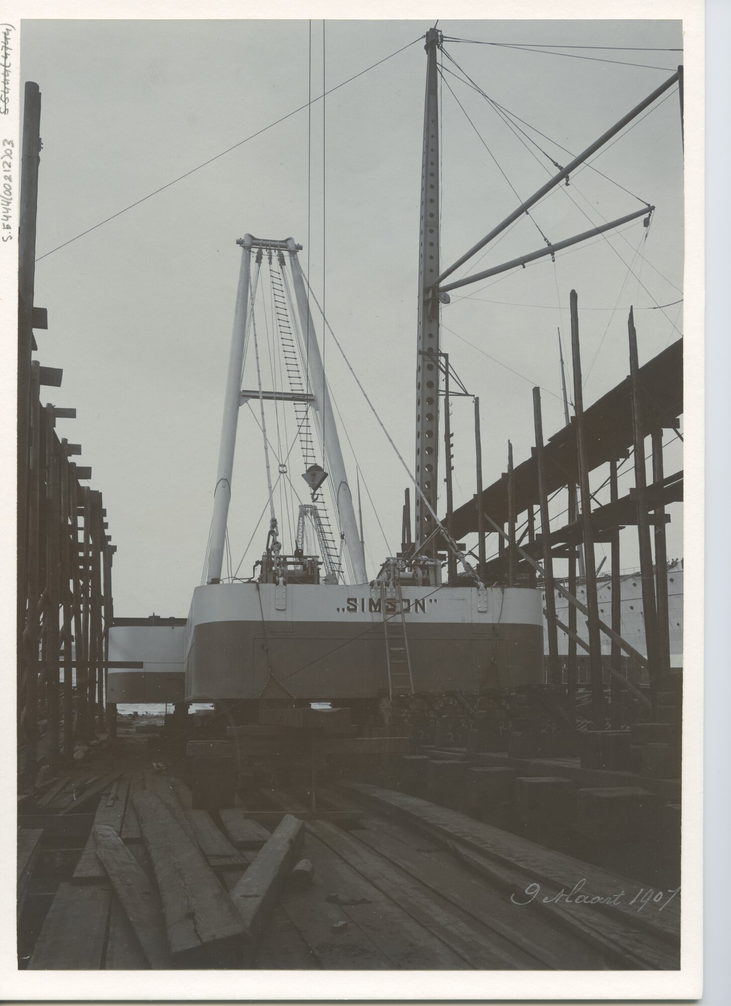 S.5444(0212)3; Foto van de tewaterlating van de drijvende bok Simson, gebouwd door de NSM in opdracht van de Reederij v/h Gebr. Goedkoop te Amsterdam; foto