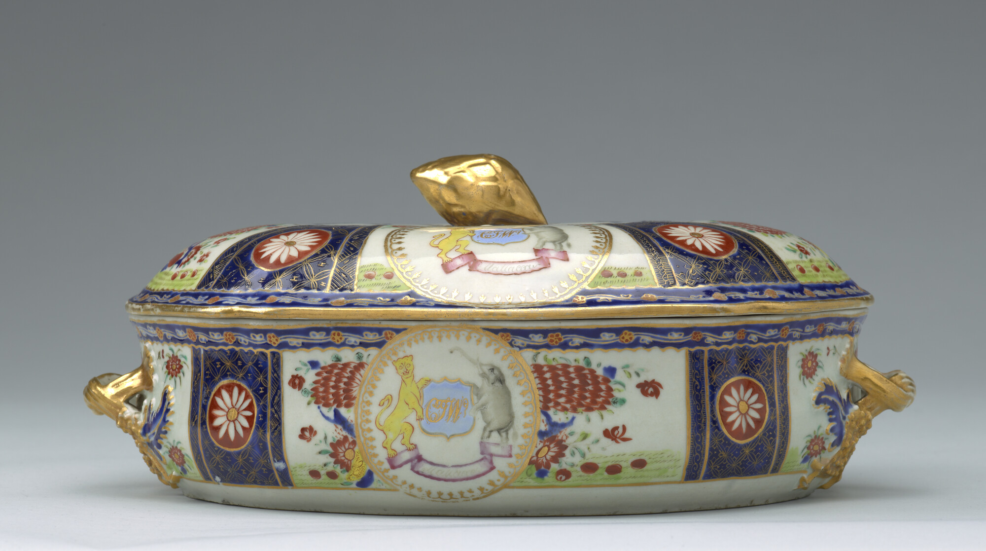 S.1277(02)01; Kleine ovale terrine met deksel, gedecoreerd met polychroom wapenschild; terrine