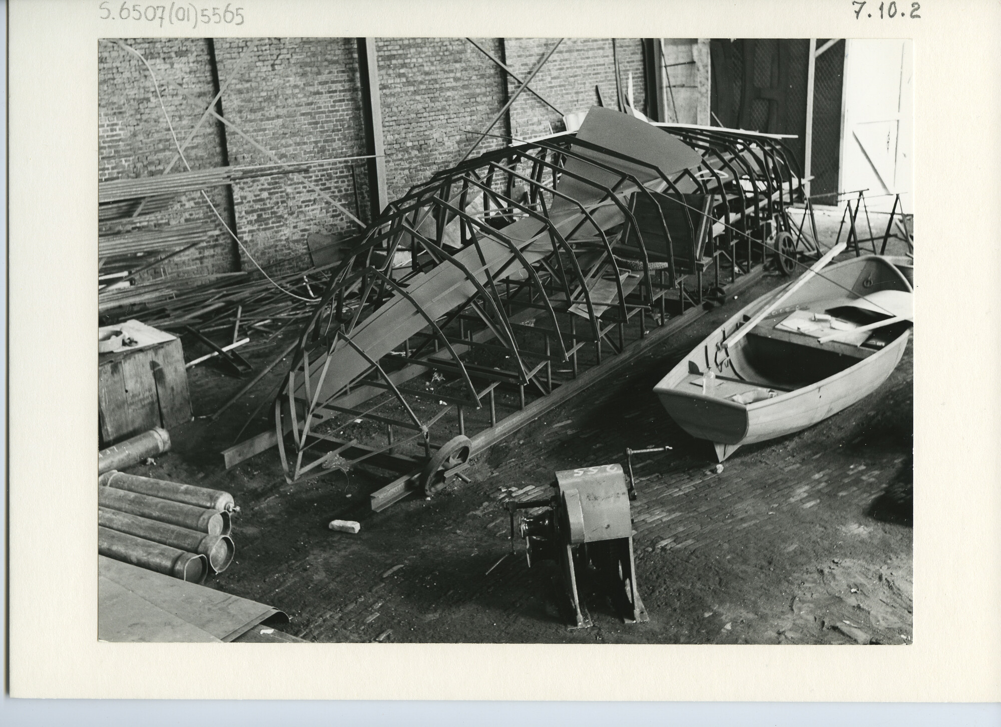 S.6507(01)5565; Foto van knikspant motorboot in de spanten; foto