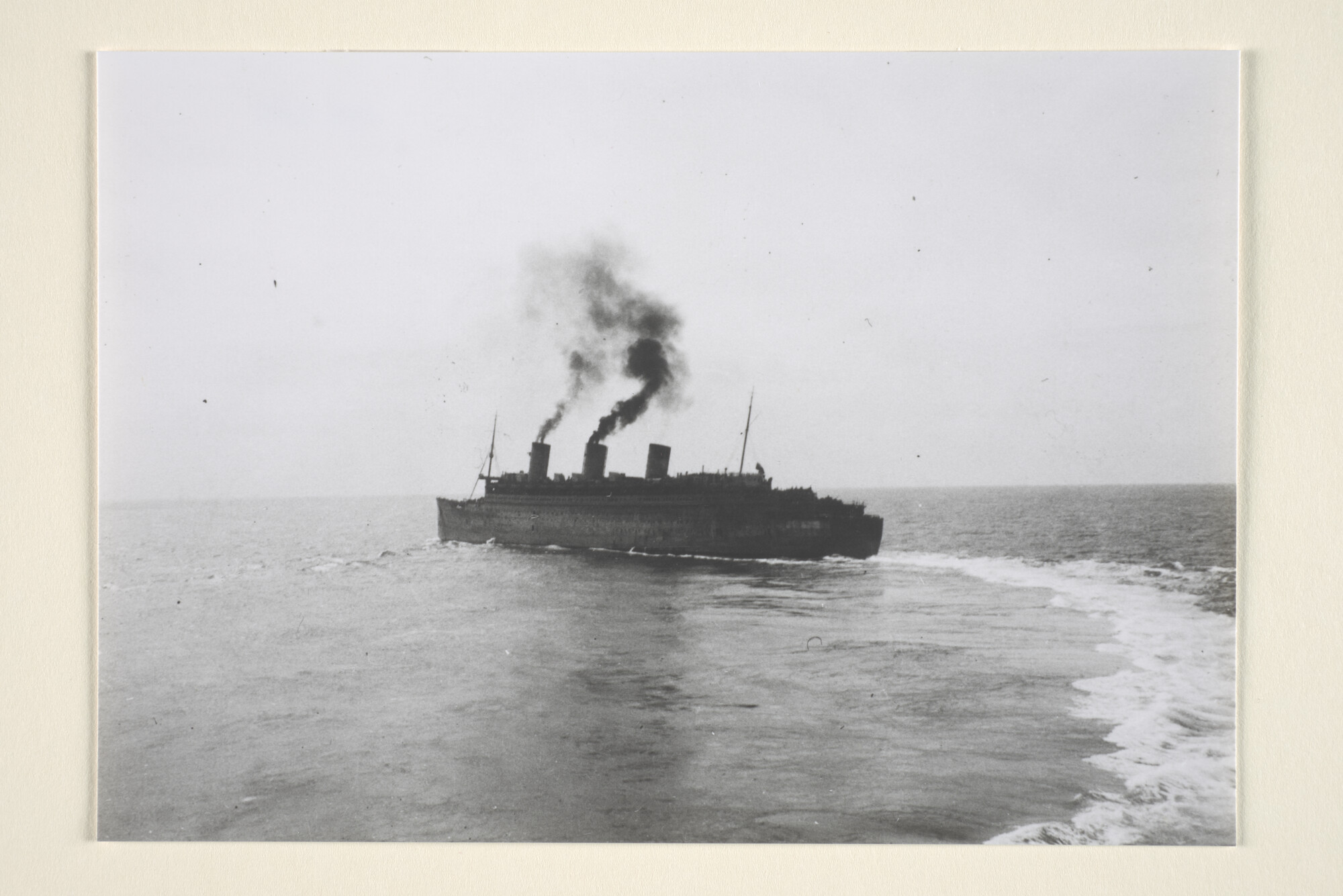 1996.3813; De Duitse stoomsleepboot 'Willy Charles' van Petersen & Albers uit Hamburg; foto