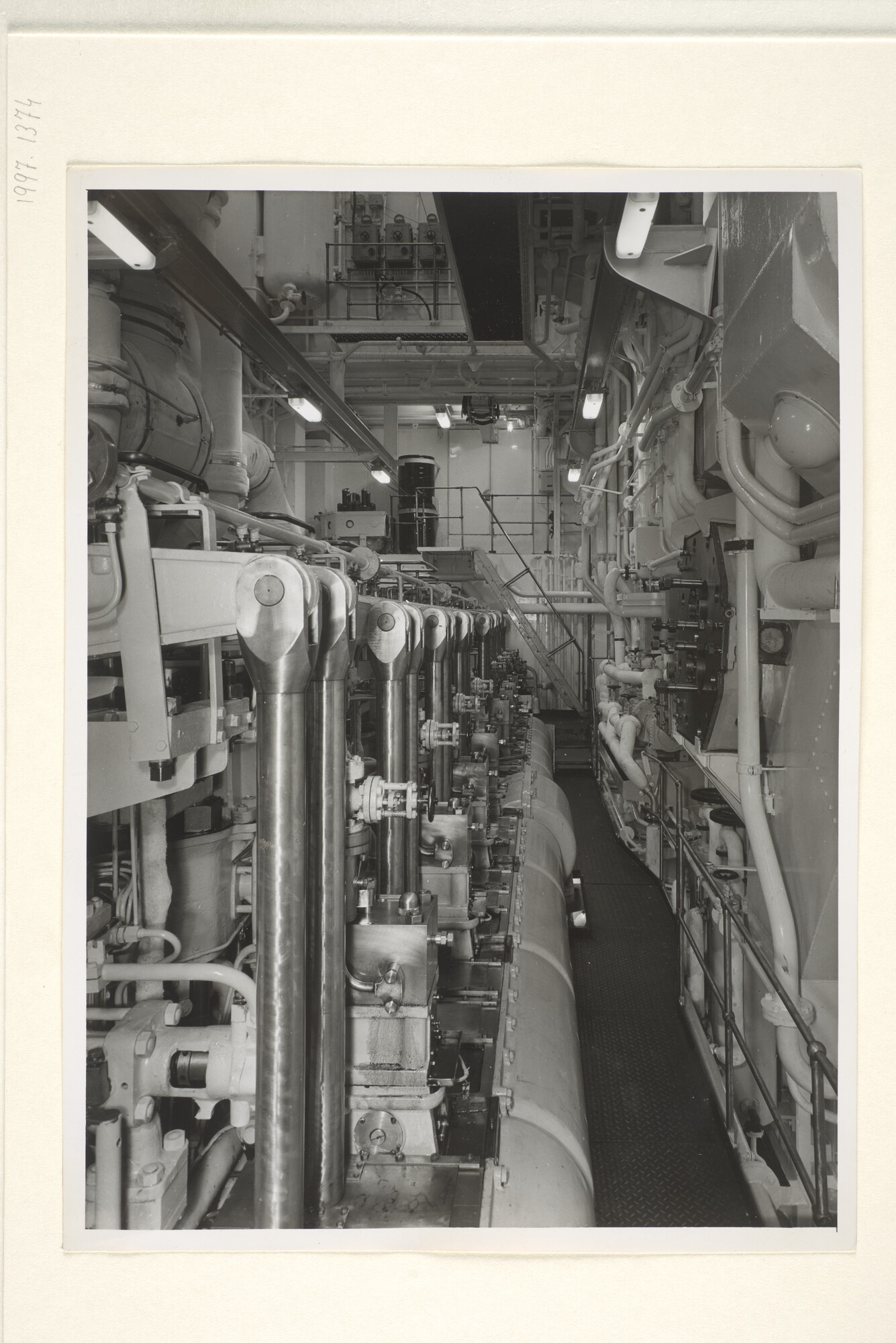 1997.1374; Foto's van de machinekamer van het vrachtschip ms. Straat Torres van de KJCPL; fotoreportage