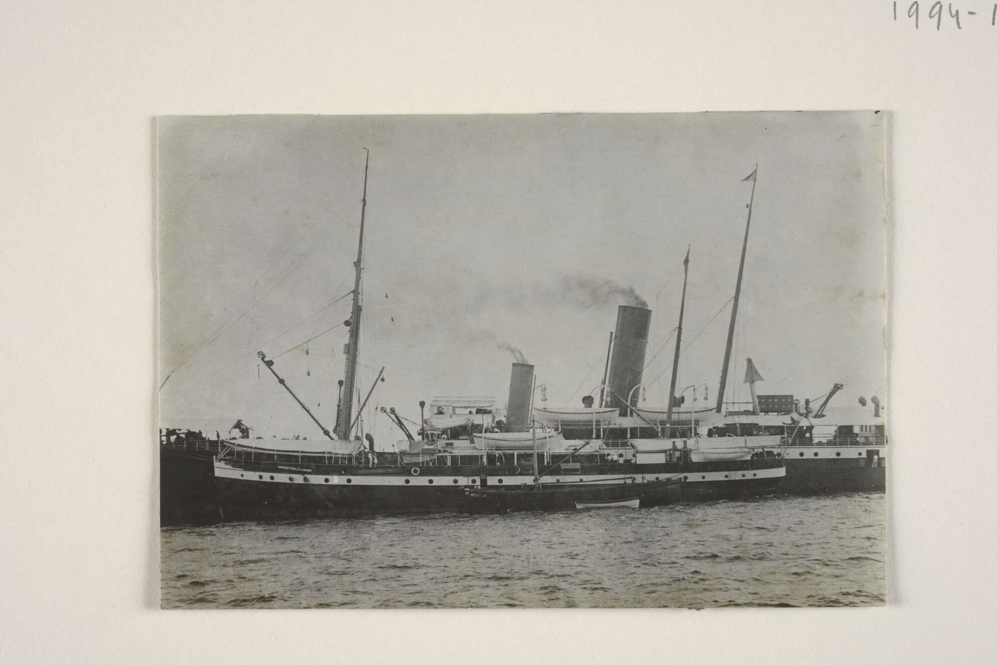1994.1656; Het ss. Reijniersz van de KPM naast een groter schip van de Paketvaart-Maatschappij; foto