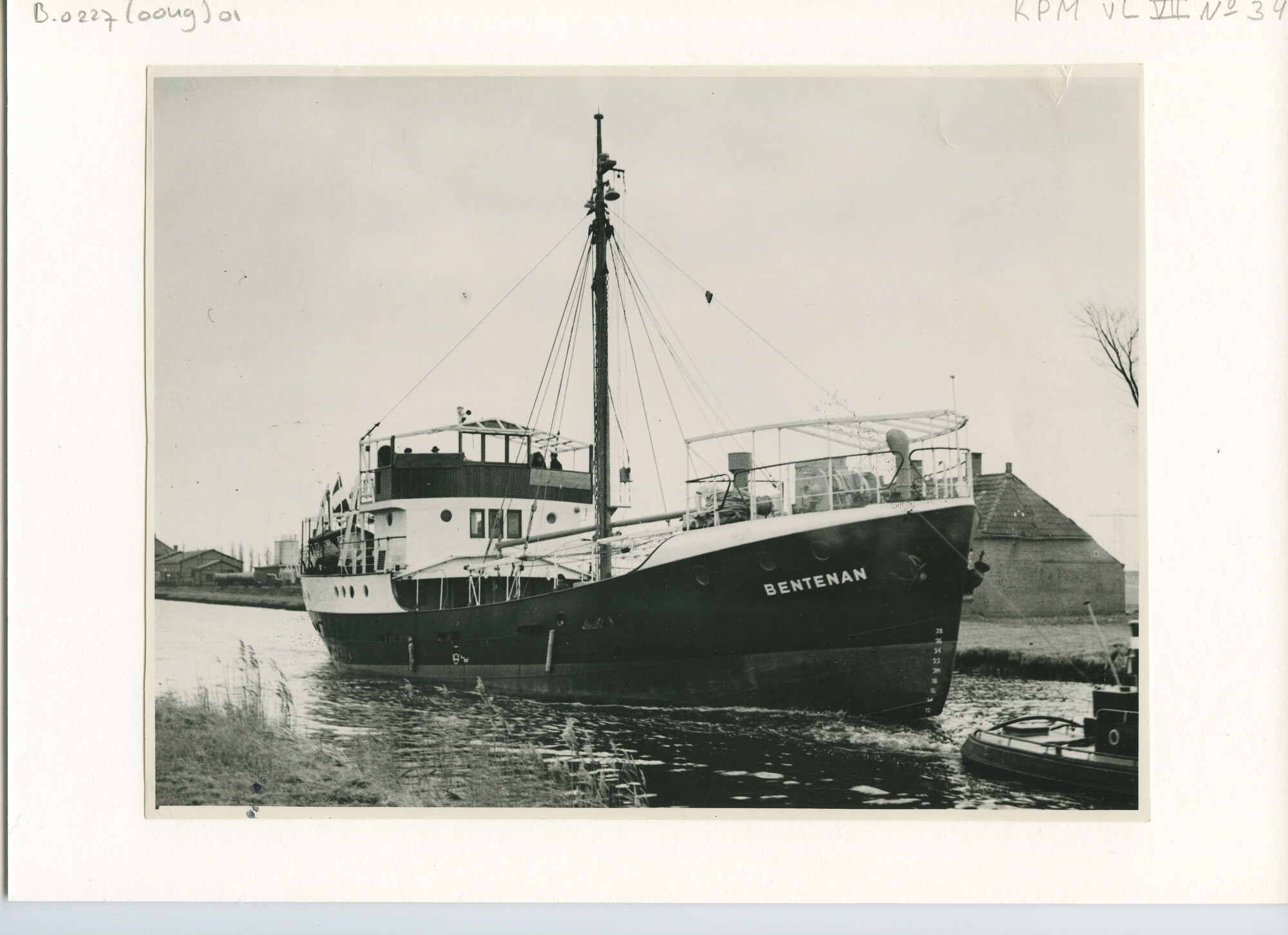 B.0227(0049)01; Foto van ms. Bentenan op sleeptouw door een kanaal in Groningen; foto