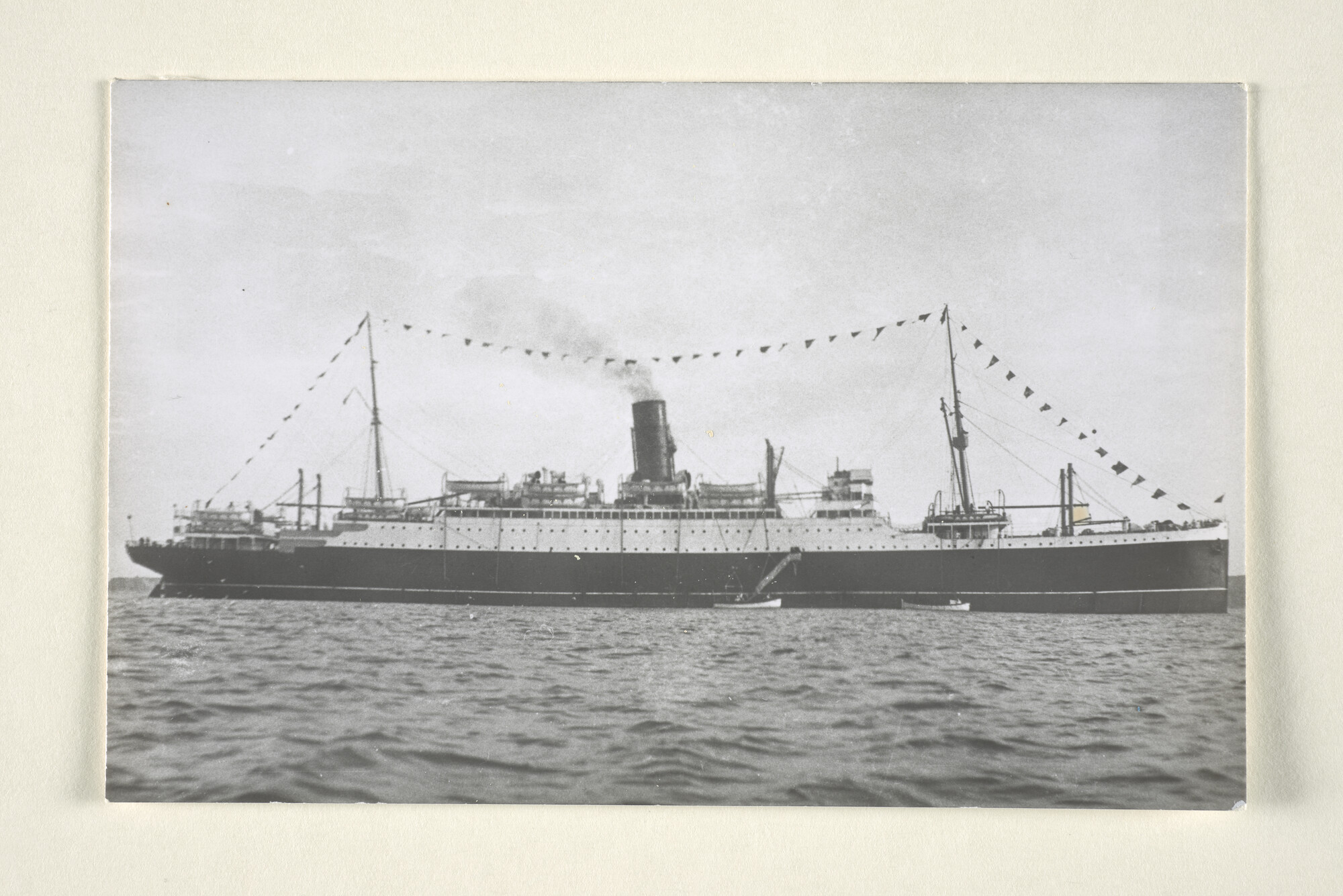 1997.4512; Het Britse passagiersschip ss. Antonia van de Cunard Steamship Company op een rede; foto