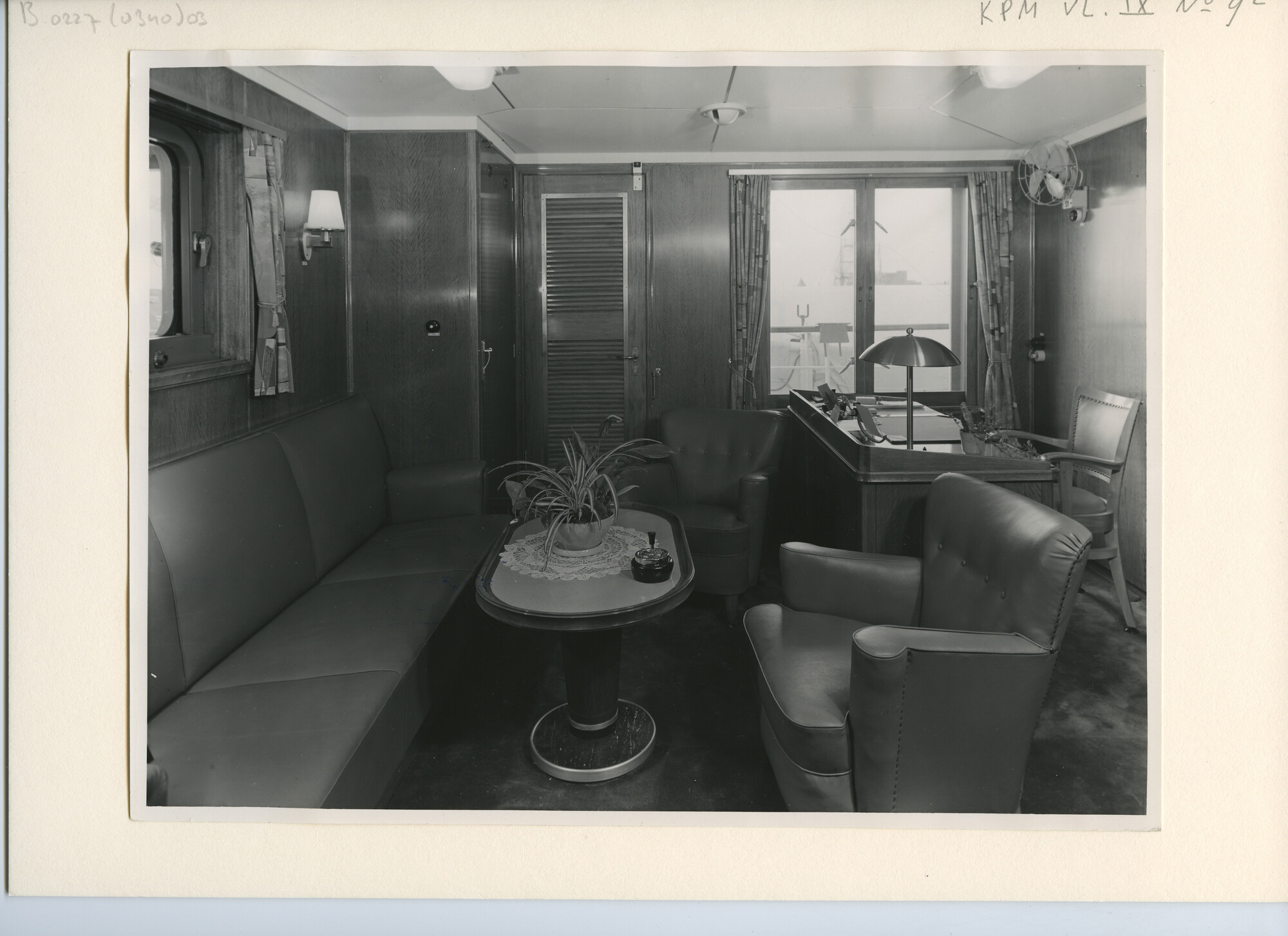 B.0227(0340)03; Foto van de hut van de gezagvoerder van het ms. Roggeveen; foto