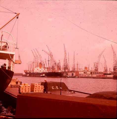 S.9100(0035); Gezicht op pier Azië in de Amsterdamse haven; diapositief