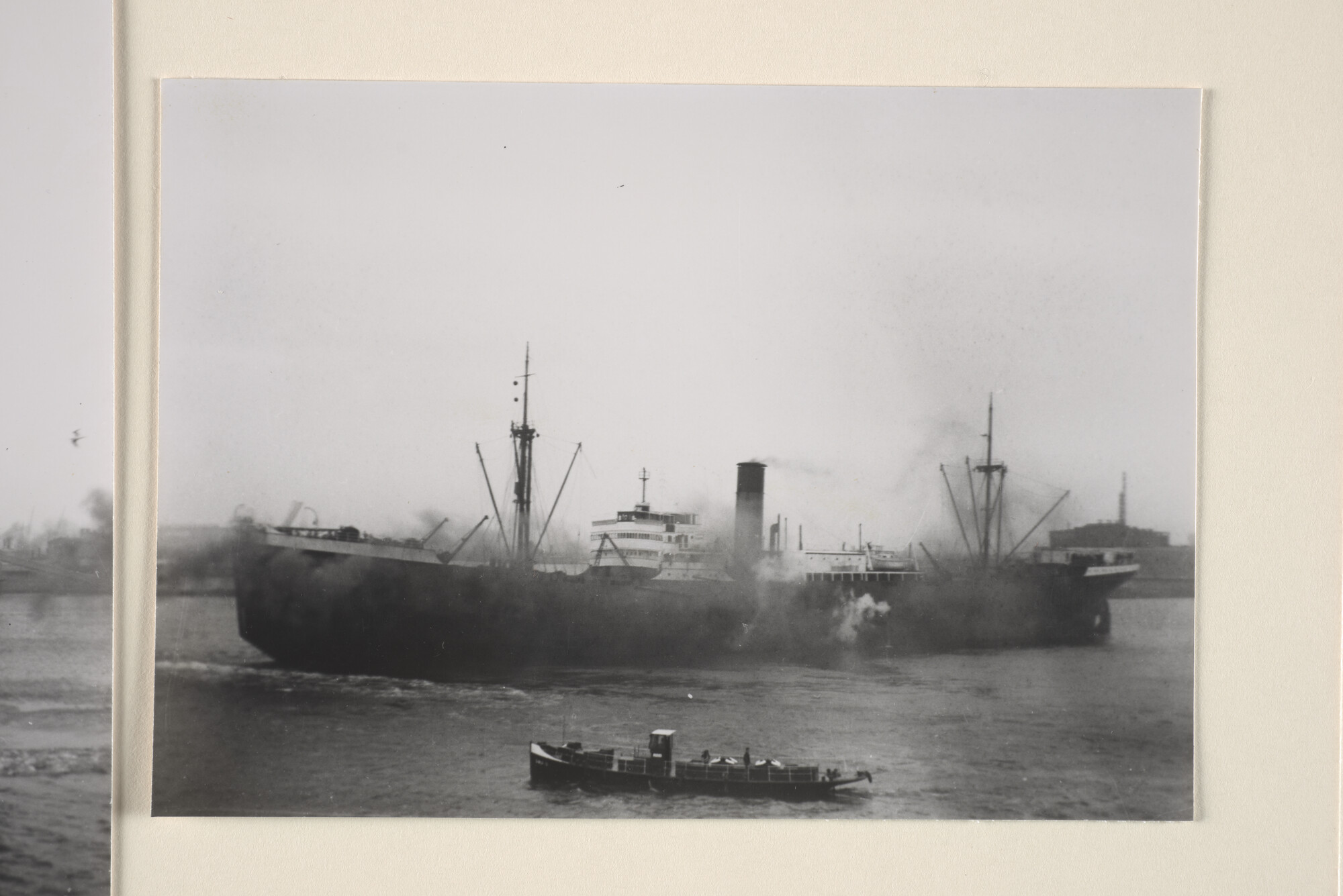 1995.1823; Het vrachtschip ms. 'Madoera' van de SMN bij het vertrek uit de haven van Amsterdam; foto