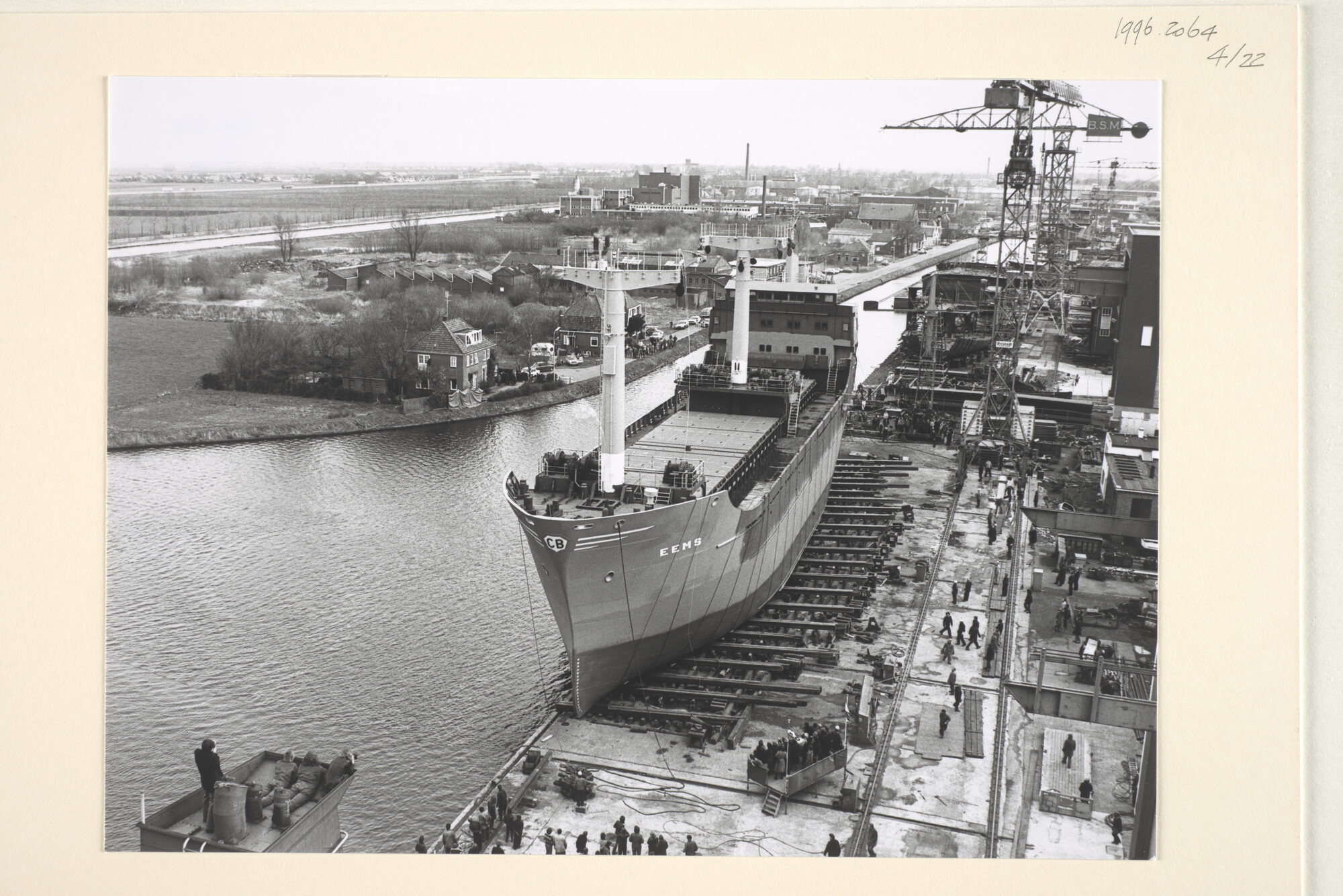 1996.2064; Foto's van de tewaterlating van de coaster ms. 'Eems' van C. Bos te Schiedam; fotoreportage