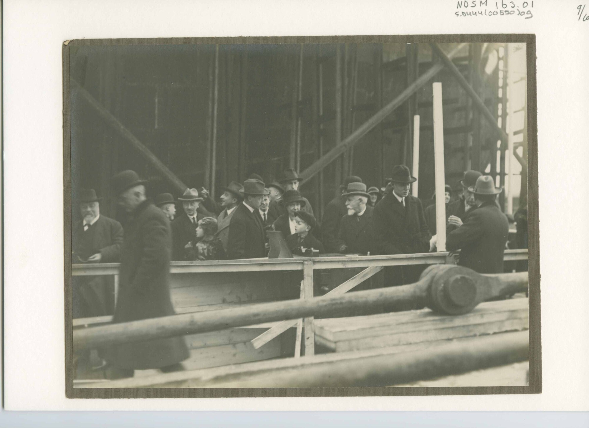 S.5444(0550)09; Foto van de tewaterlating van het vracht-passagiersschip ss. Swartenhondt; foto