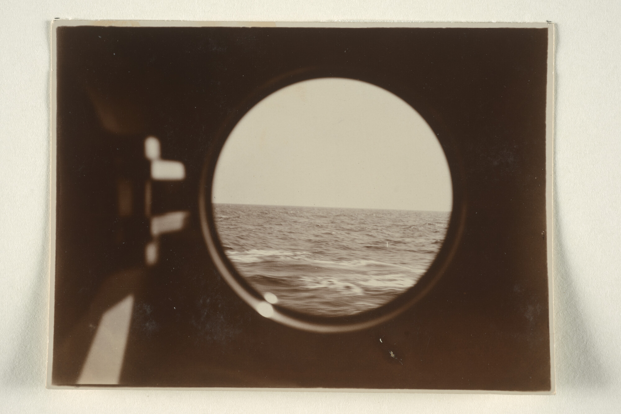 1997.1426; Foto's van interieur van een hut en uitzicht door het patrijspoort a/b mailschip Jan Pieterszoon Coen van de SMN; fotoreportage