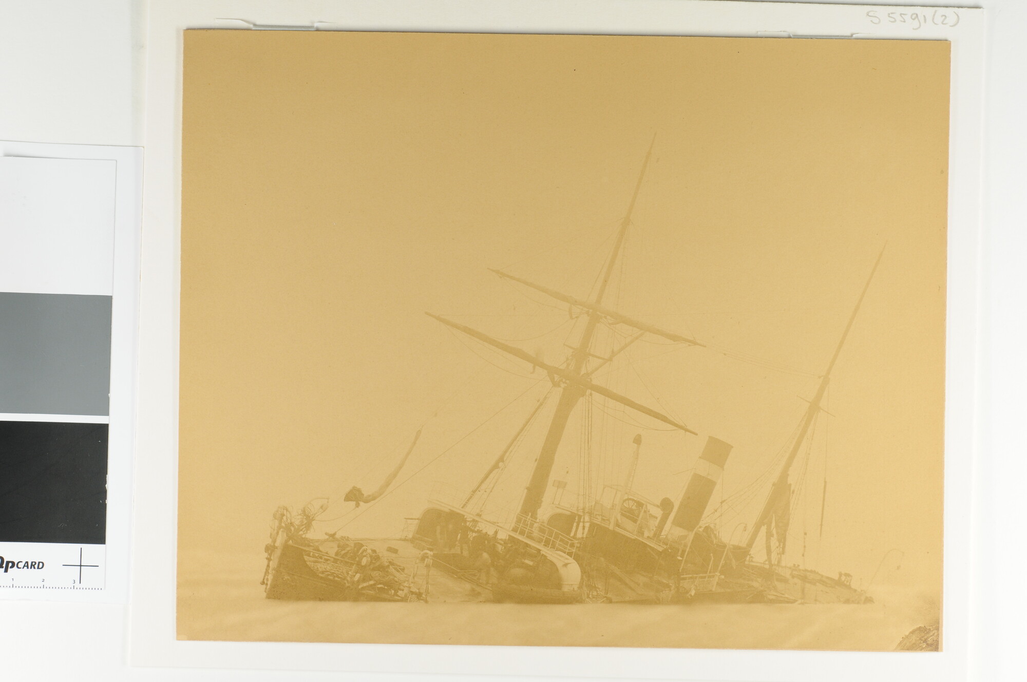 S.5591(02); Het gestrande vrachtschip ss. Ulysses van de KNSM; foto