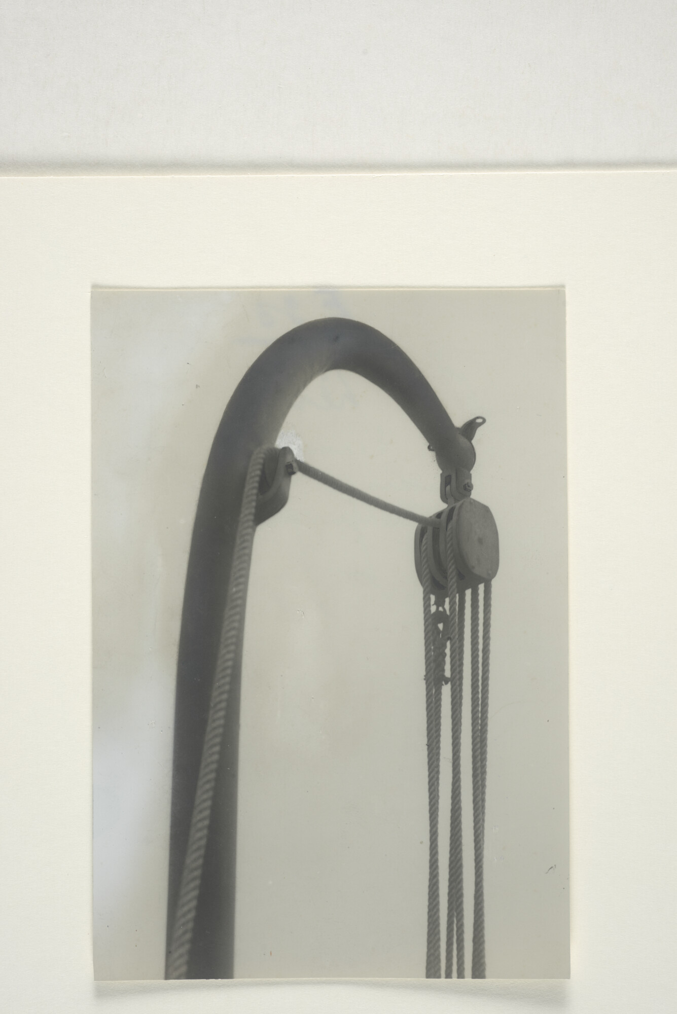 1999.1405; Een davit met drieschijfs blok zoals deze is opgesteld aan boord van het [...]; foto