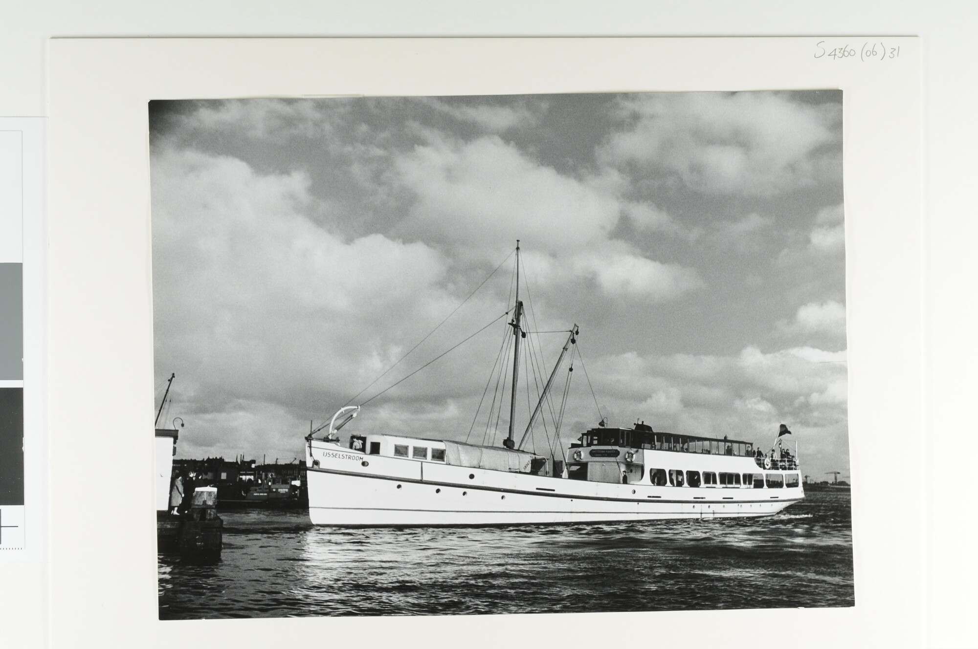 S.4360(06)31; Het passagiersschip ms. IJselstroom (ex- IJsel) van Reederij Koppe in Amsterdam; foto