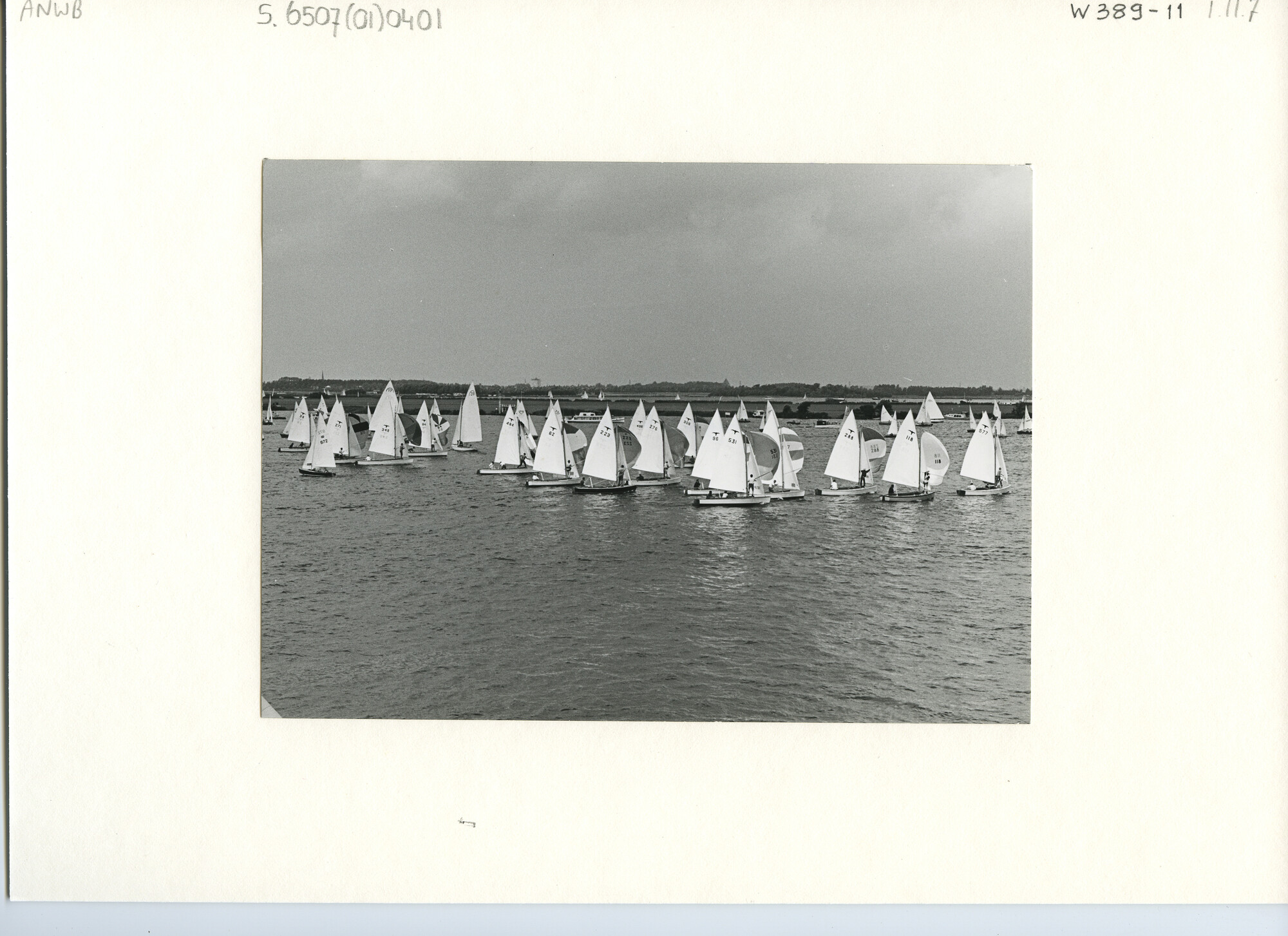 S.6507(01)0401; Kaagweek 1968: foto van de voor-de-windse start van de Valken A genomen vanaf de starttoren; foto