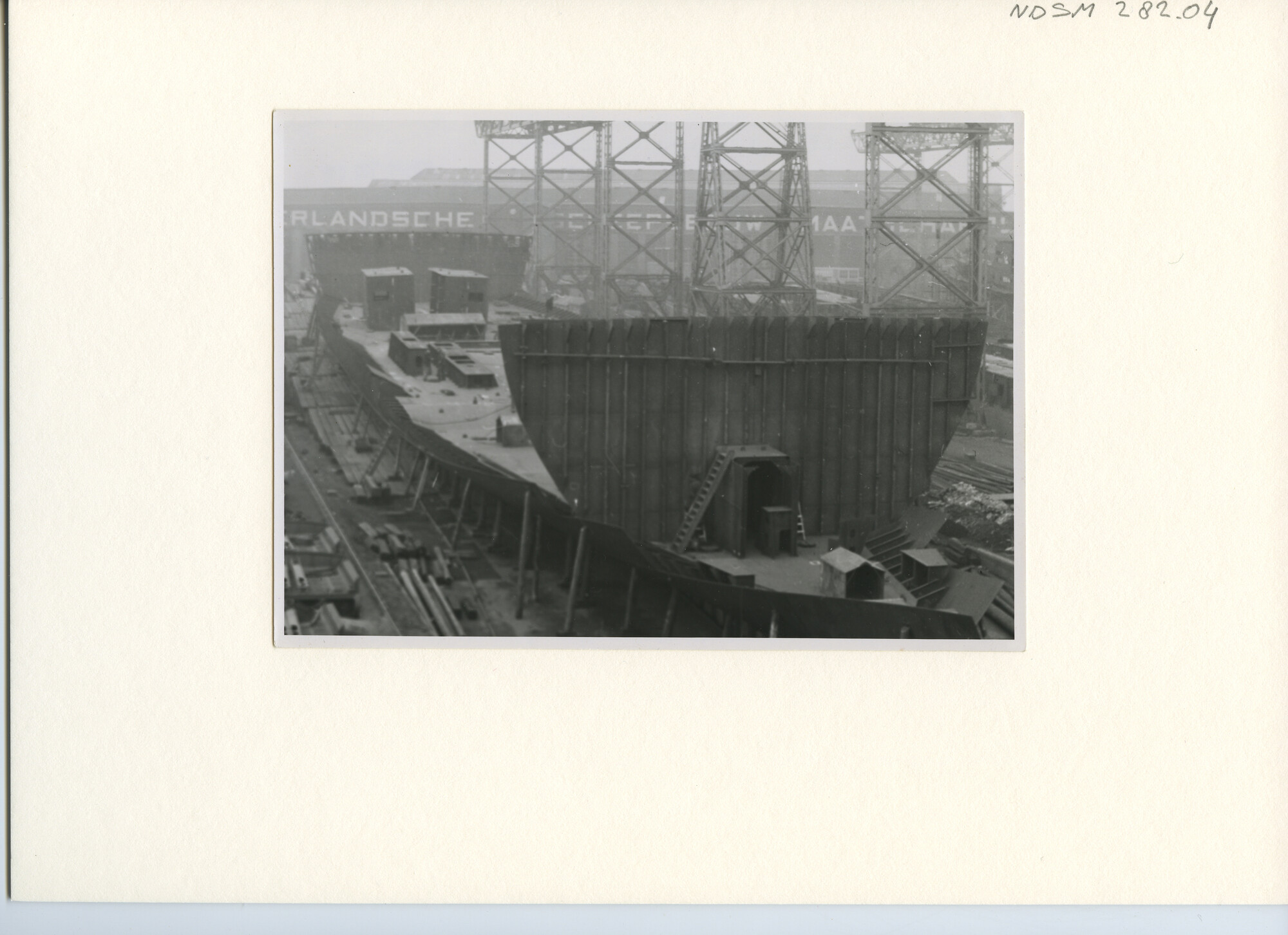 S.5444(1588); Foto van het vracht-passagiersschip ms. Tjikini in aanbouw bij de NSM; foto