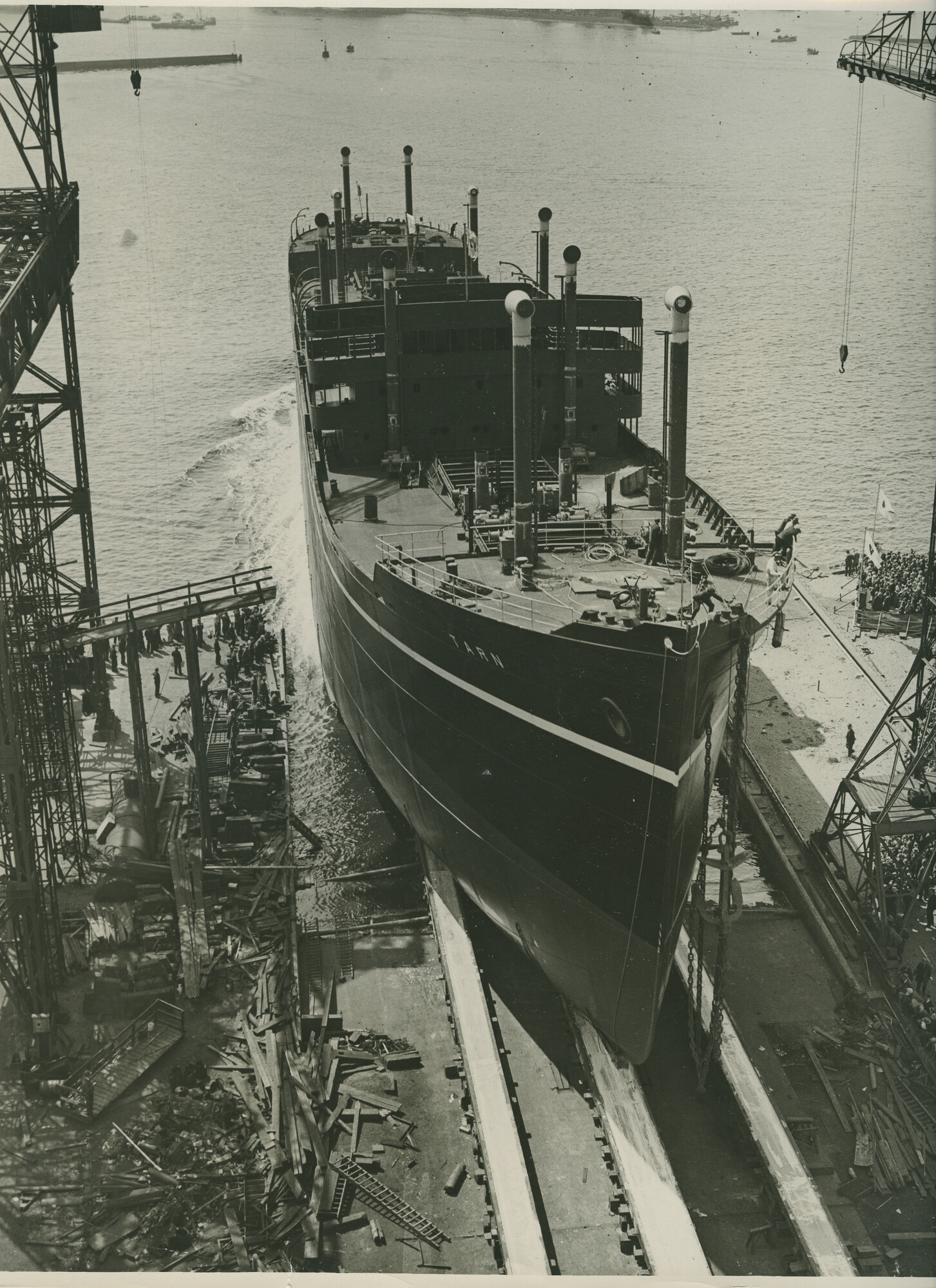 S.5444(1029)18; Foto van de tewaterlating van het vrachtschip ms. Tarn; foto