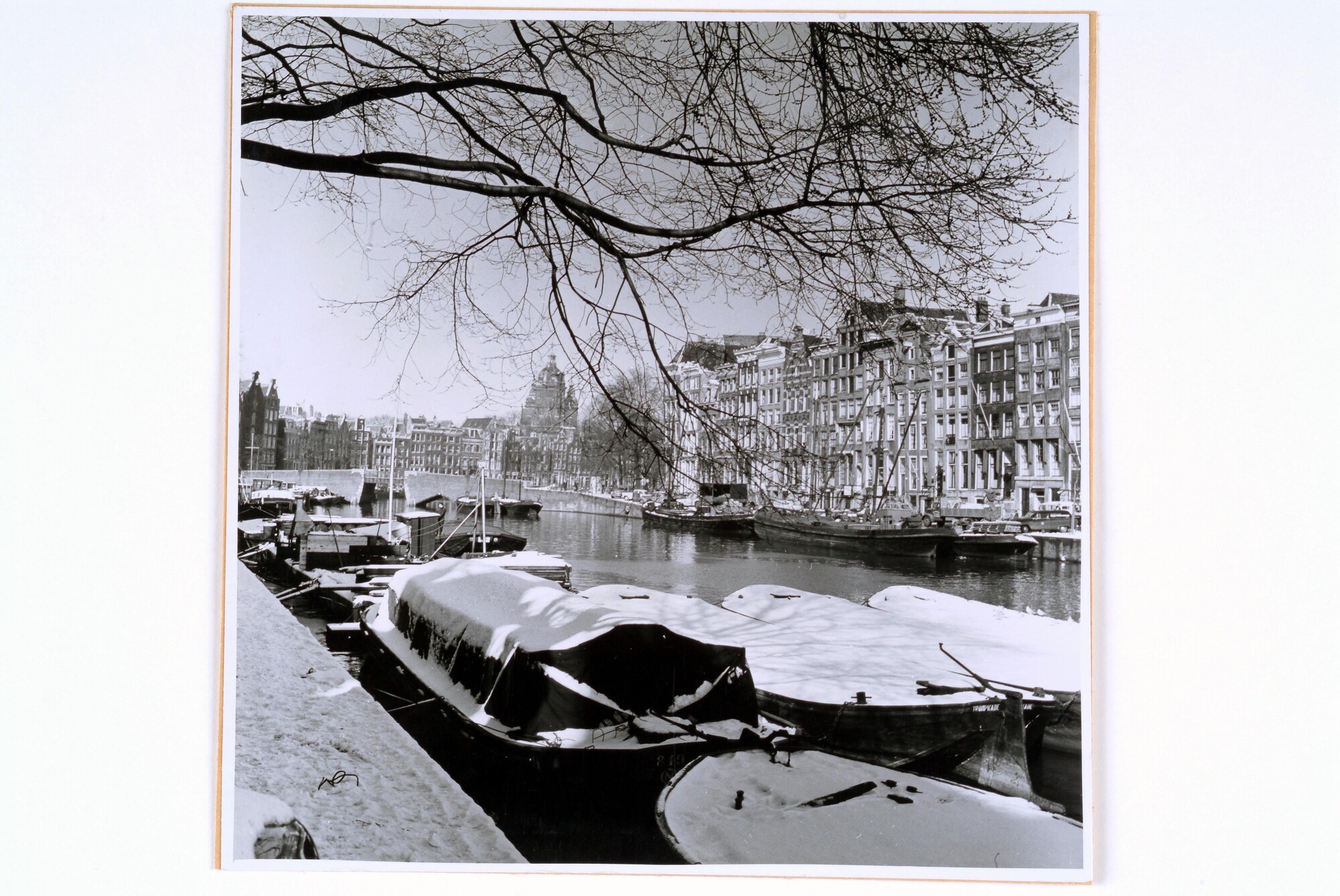 1998.0141; Stadsgezicht in Amsterdam: De Kromme Waal met sneeuw bedekt , maart 1958; fotoreportage