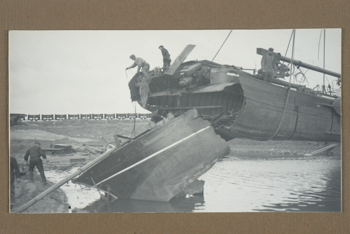 2001.1755; Omslag met vele foto's en knipsels van meest bergingsactiviteiten door Reederij v/h Gebroeders Goedkoop te Amsterdam in de periode 1929 / 1949; omslag