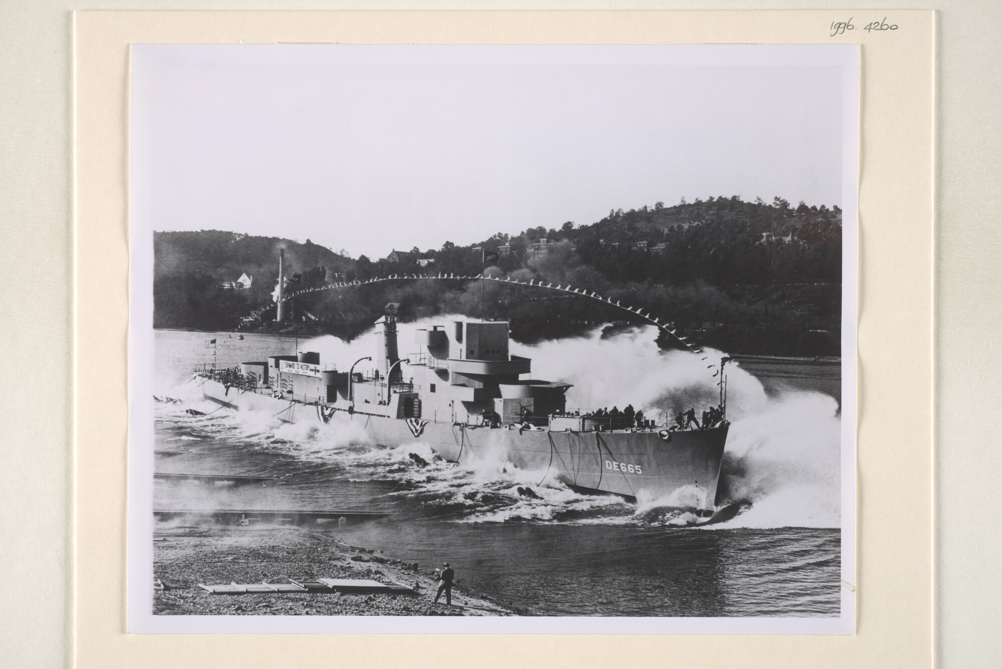 1996.4260; De tewaterlating van de destroyer-escort 'Jenks' (DE 665) bij Dravo Corporation te Wilmington, Delaware (USA), september 1943; foto