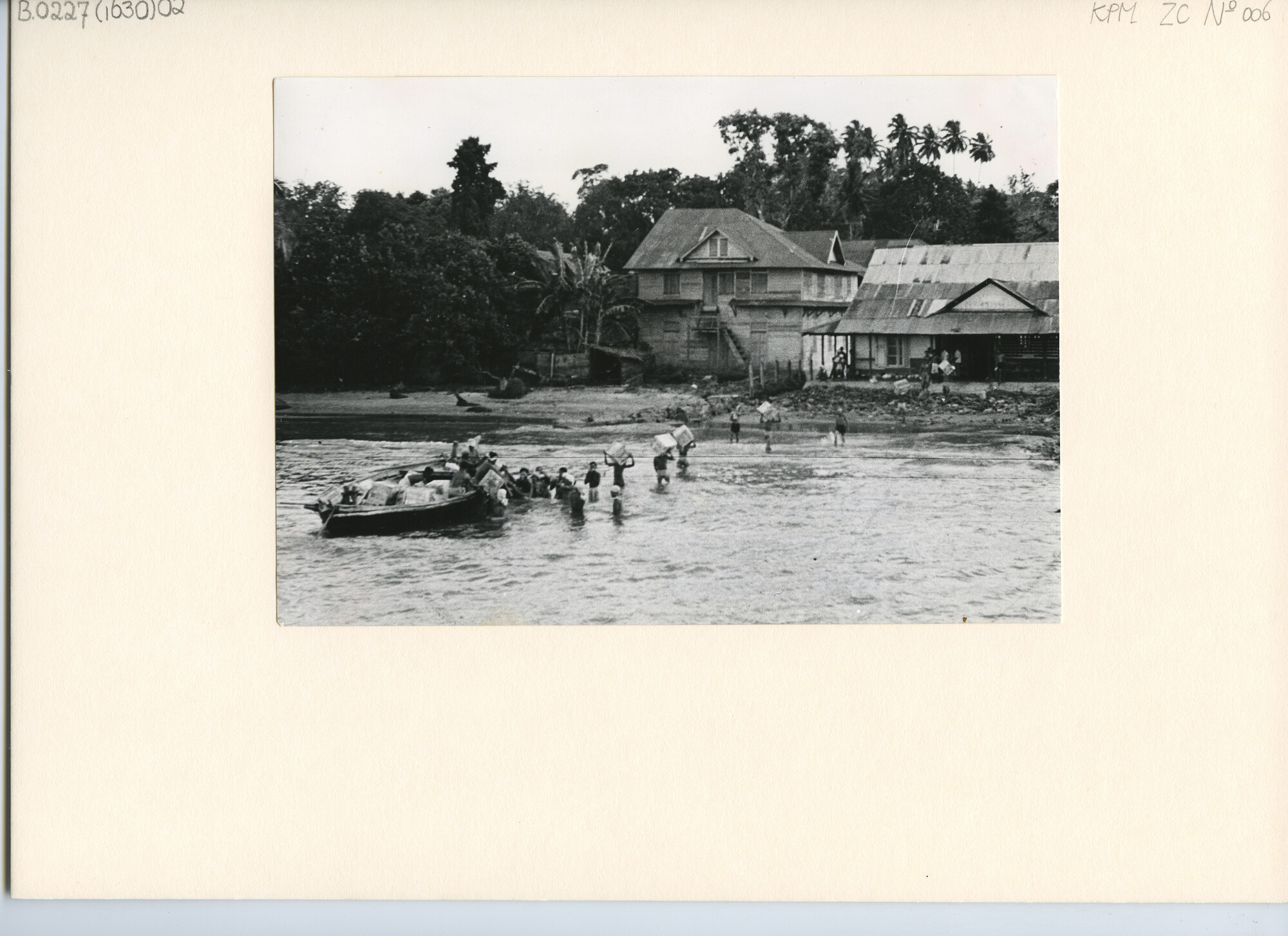 B.0227(1630)02; Foto van het lossen van kisten met hulp van laadboten op het strand van Goenoeng Sitoli (oostkust Nias); foto