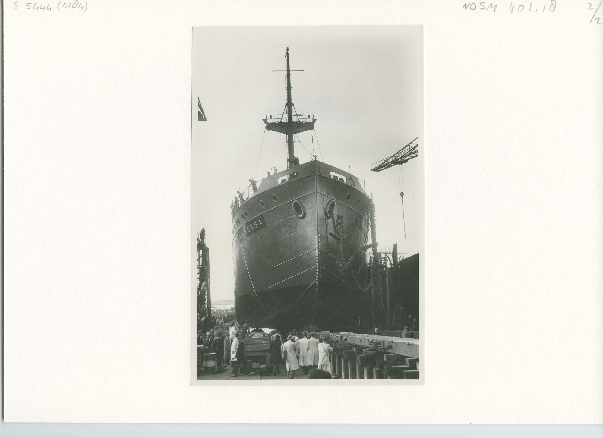 S.5444(1659)2; Foto van de tewaterlating van het vracht-passagiersschip ms. Karossa; foto