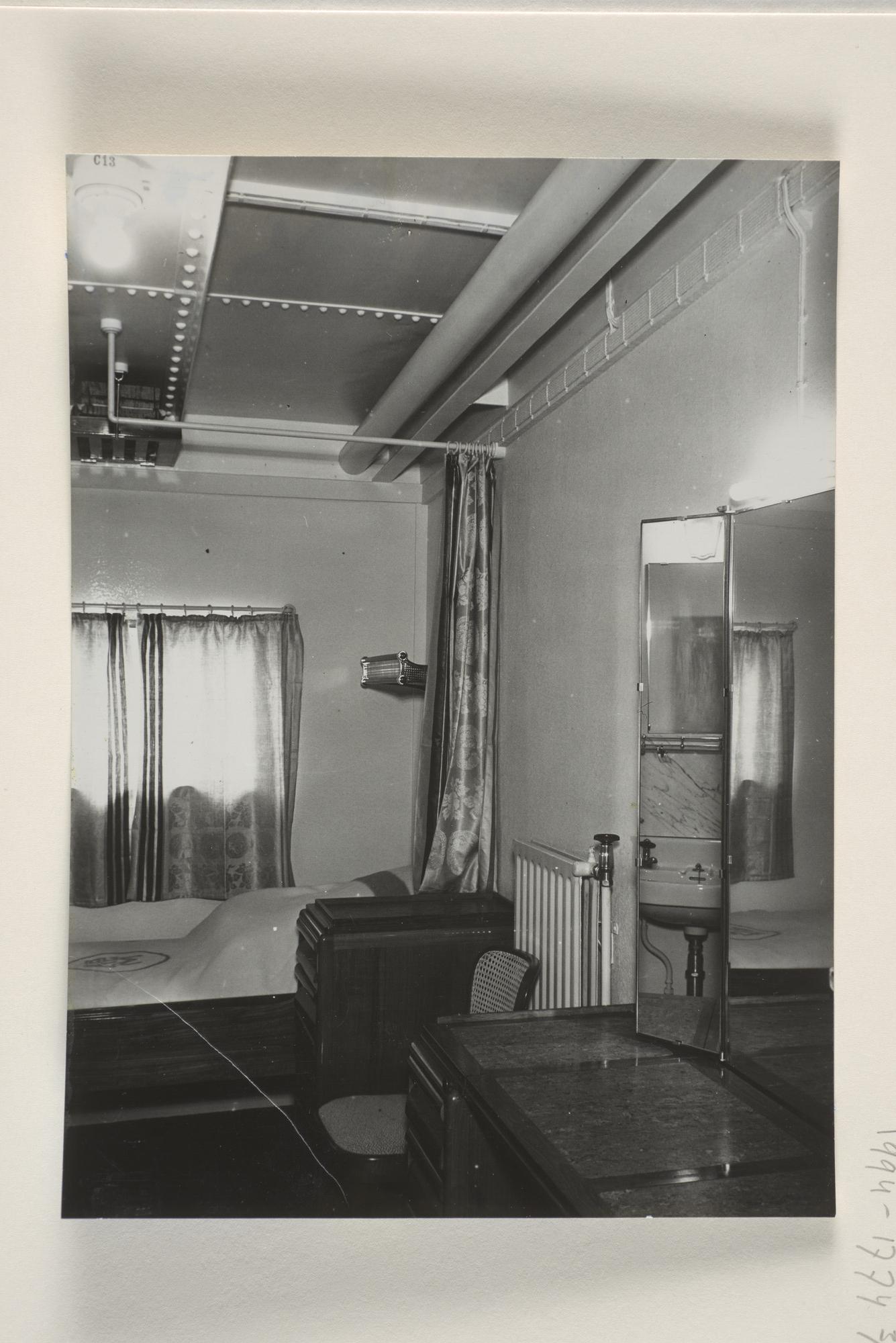 1994.1774; Interieurfotos en detailfotos mast en voordek van ms. Straat Soenda van de KPM; fotoreportage