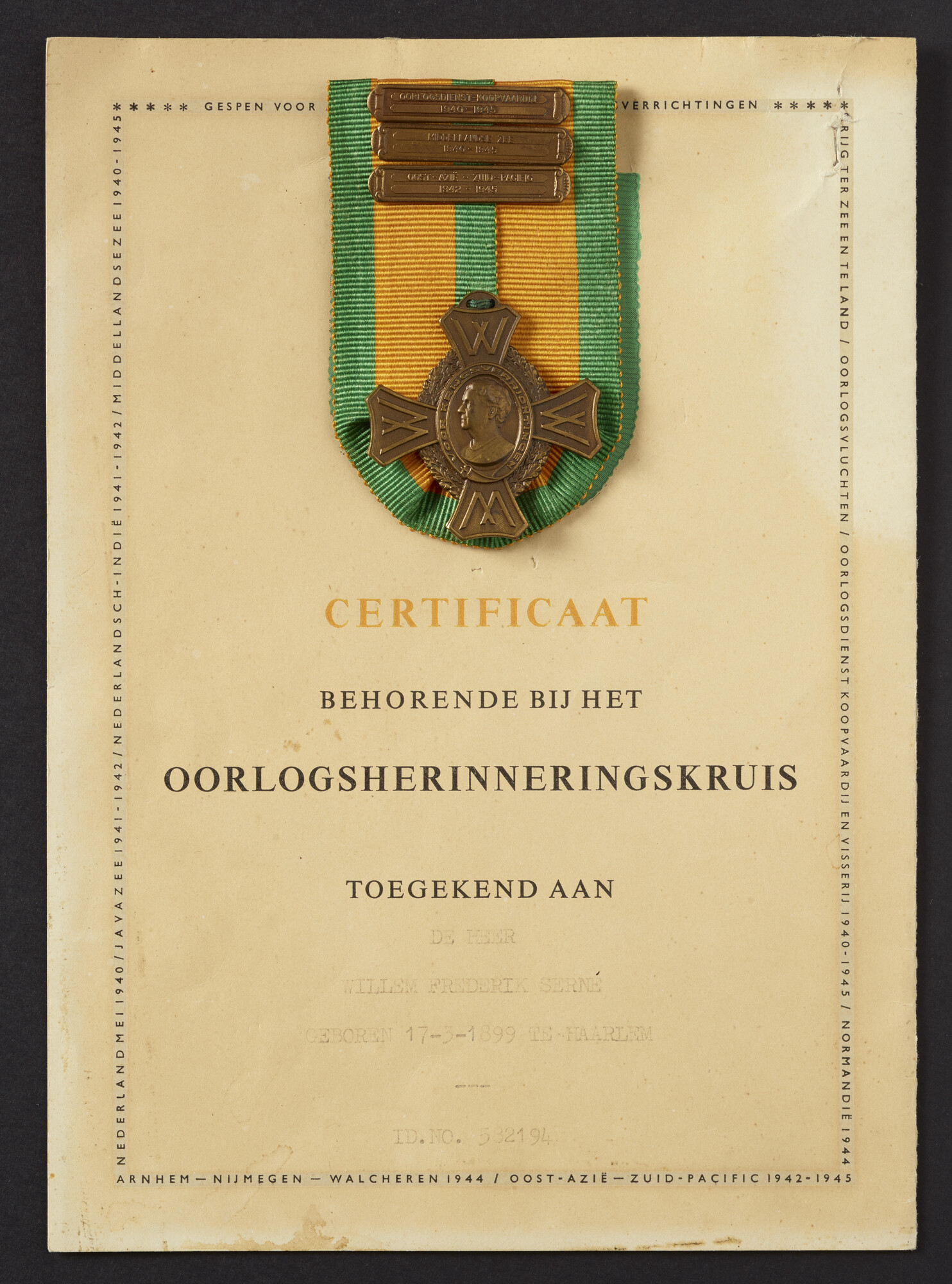 2021.0473; Certificaat met het Oorlogsherinneringskruis en drie gespen van Willem Frederik Serné (1899-1945), 1e bakker bij de SMN; certificaat