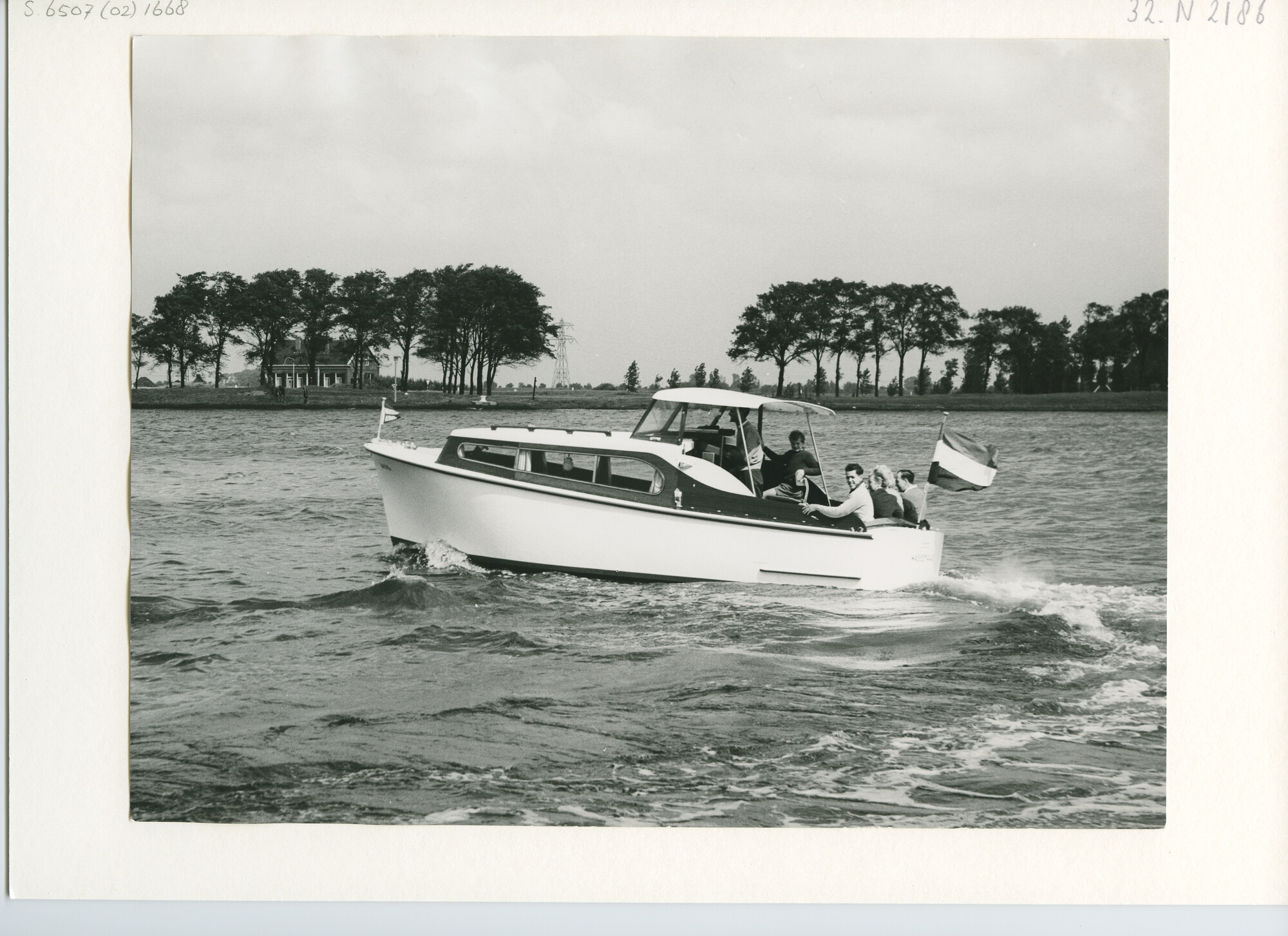 S.6507(02)1668.02; Zwart-wit foto van de circa 8 meter lange stalen Waterlandkruiser Anais uit Wassenaar in de omgeving van Spaarndam; foto