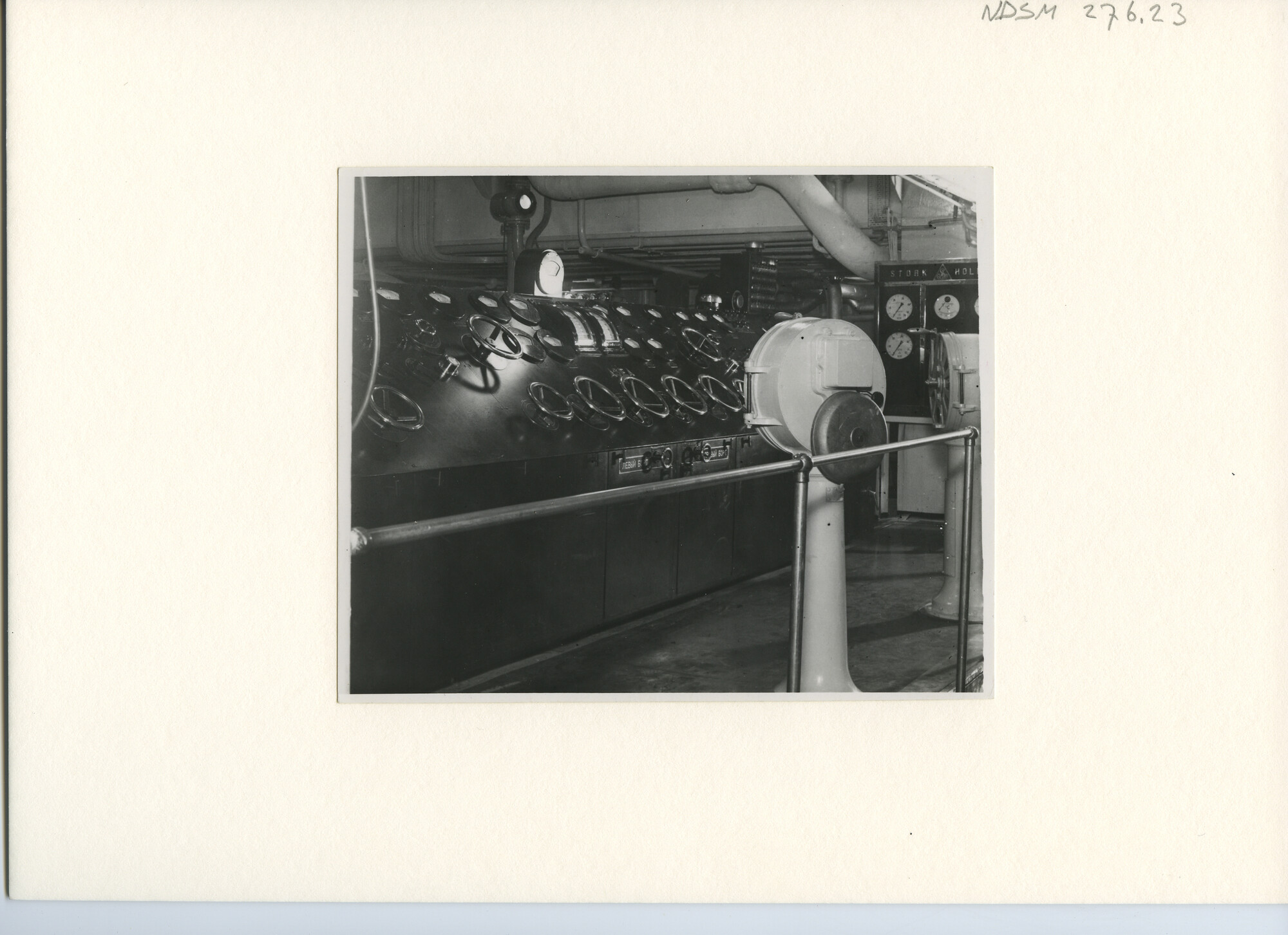 S.5444(1518)03; Interieurfoto van de machinekamer van het passagiersschip tes Viacheslav Molotov; foto