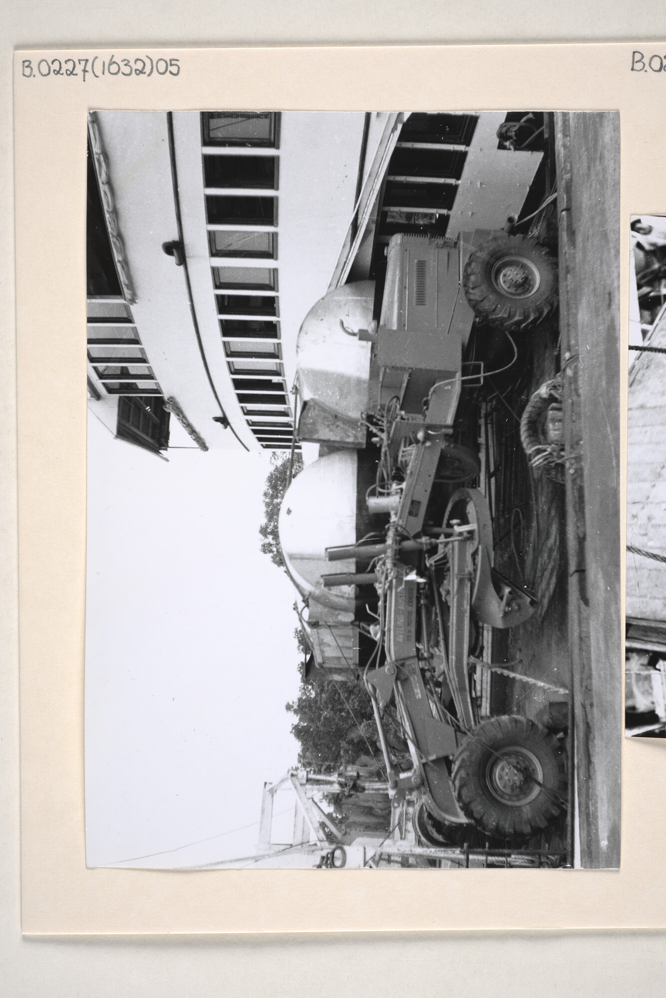 B.0227(1632)05; Foto van het vervoer van draglines met ms. Kaloekoe van Hollandia naar Merauke; foto