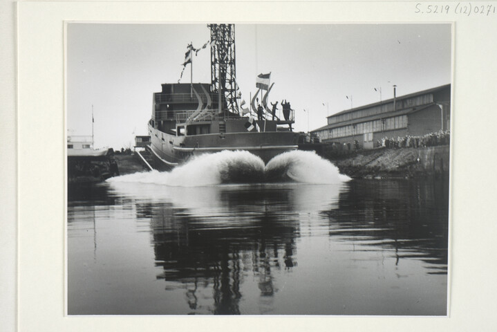 S.5219(12)0271; Foto van de tewaterlating van het vrachtschip ms. 'Hontestroom' van de Hollandsche Stoomboot Maatschappij (HSM), gebouwd op de langshelling van de ASM; foto