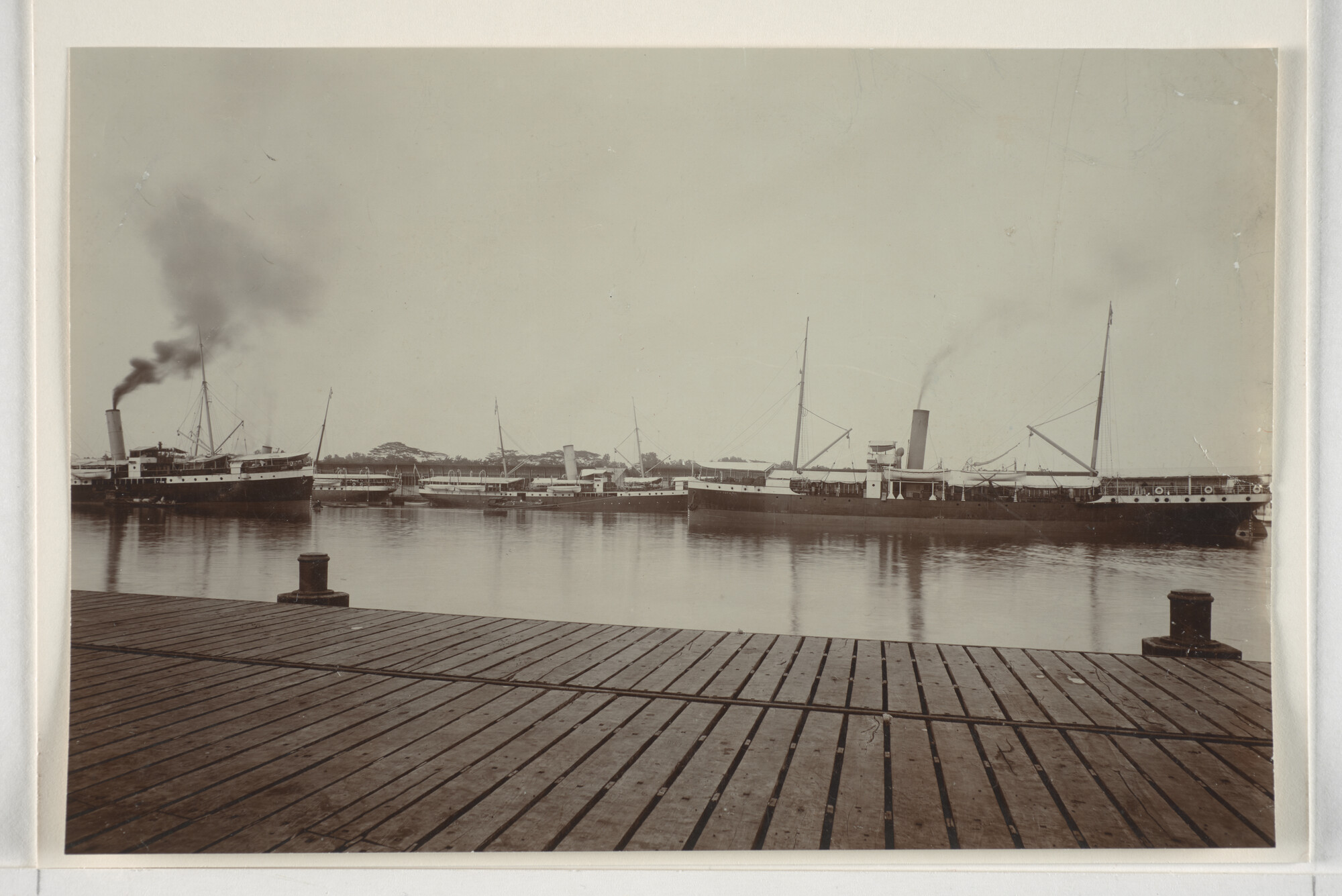 1994.1843; Het ss. 'Van der Lijn' van de KPM afgemeerd in de haven van Tandjong Priok [...]; foto