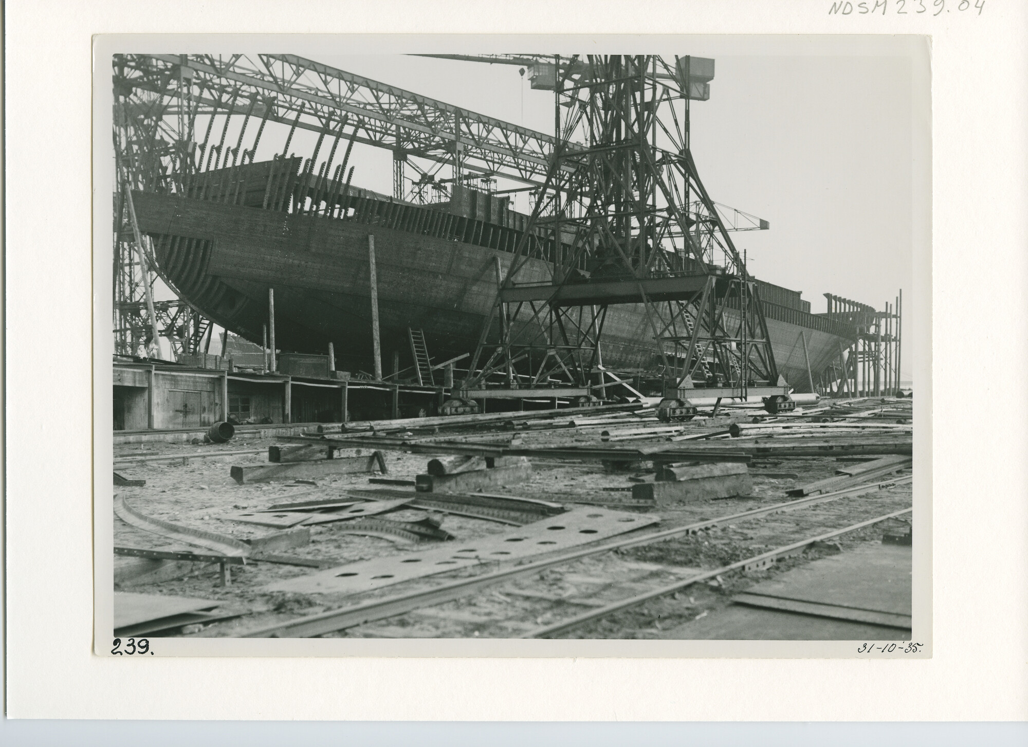 S.5444(1221)19; Foto van het vrachtschip ms. Kosarev in aanbouw bij de NSM; foto