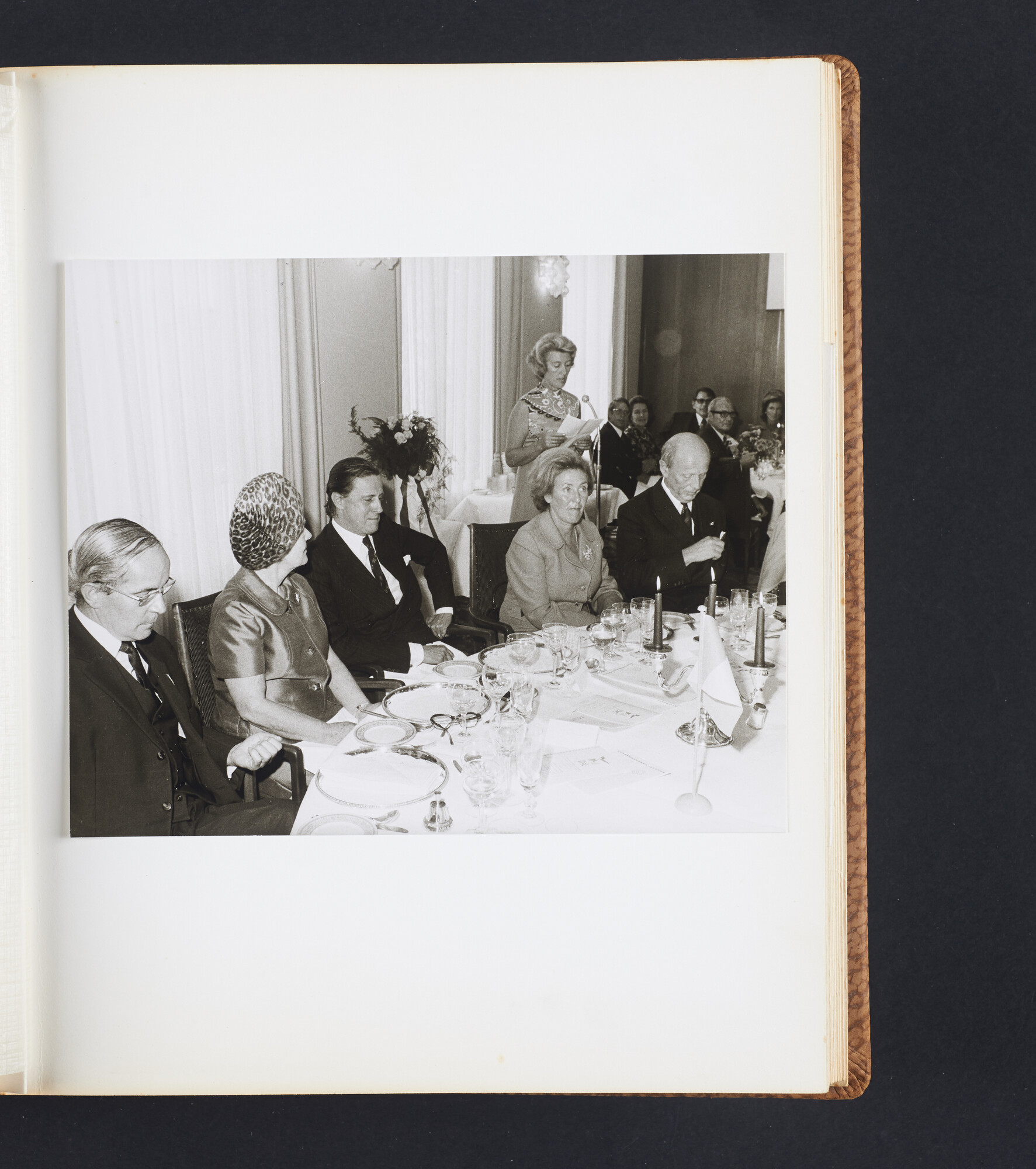 2016.2698; Fotoalbum van de bouw, de naamgeving en overdracht, het interieur en luchtopnamen van ms. Nedlloyd Delft; fotoalbum