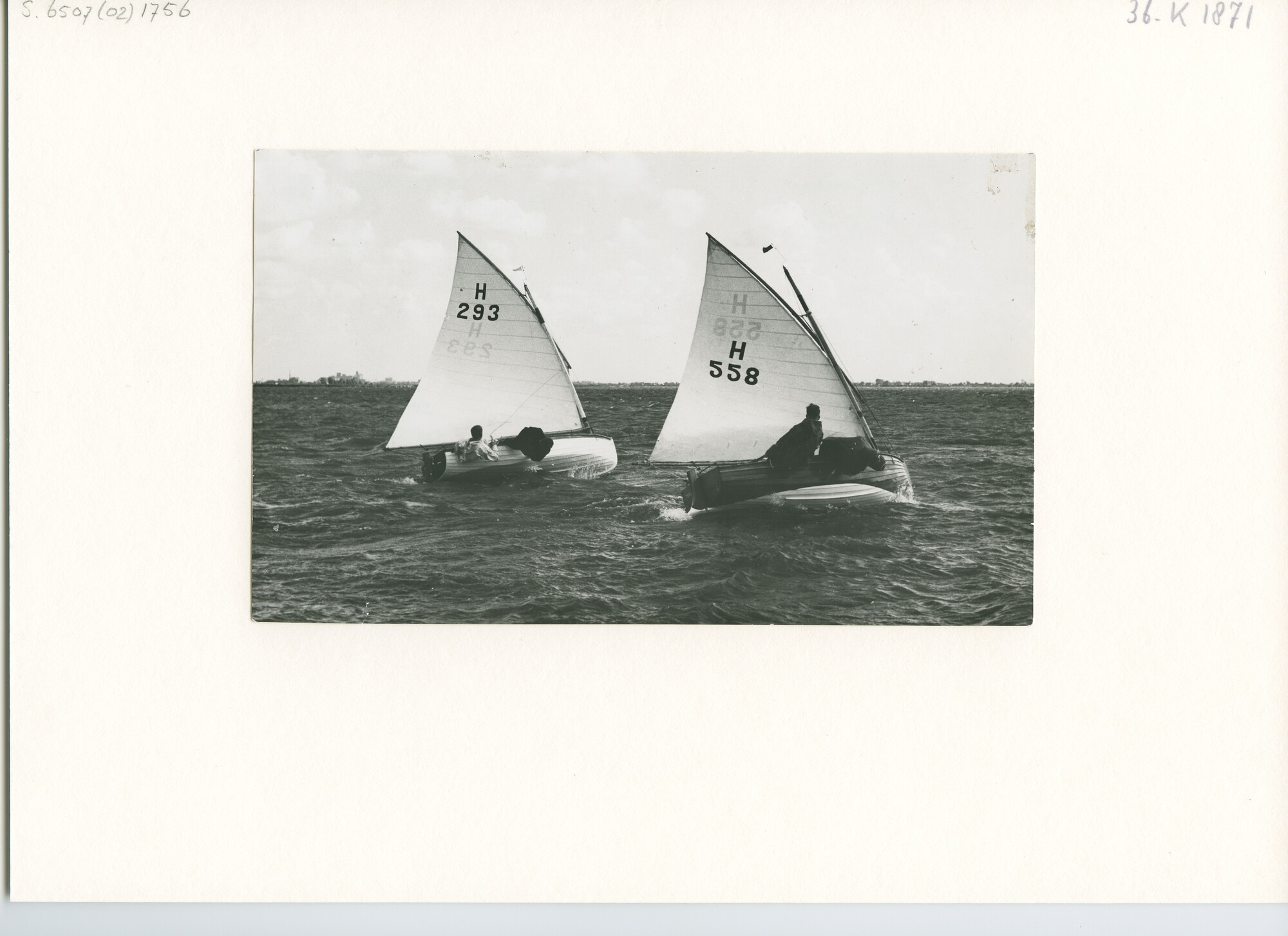 S.6507(02)1756; Zwart-wit foto van twee twaalfvoetsjollen op het Alkmaardermeer bij harde wind; foto