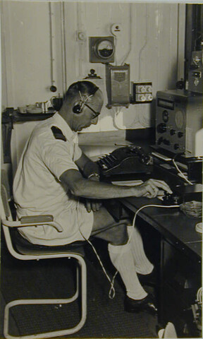 1993.6103; Marconist J.D. van Schooten aan de seinsleutel; foto