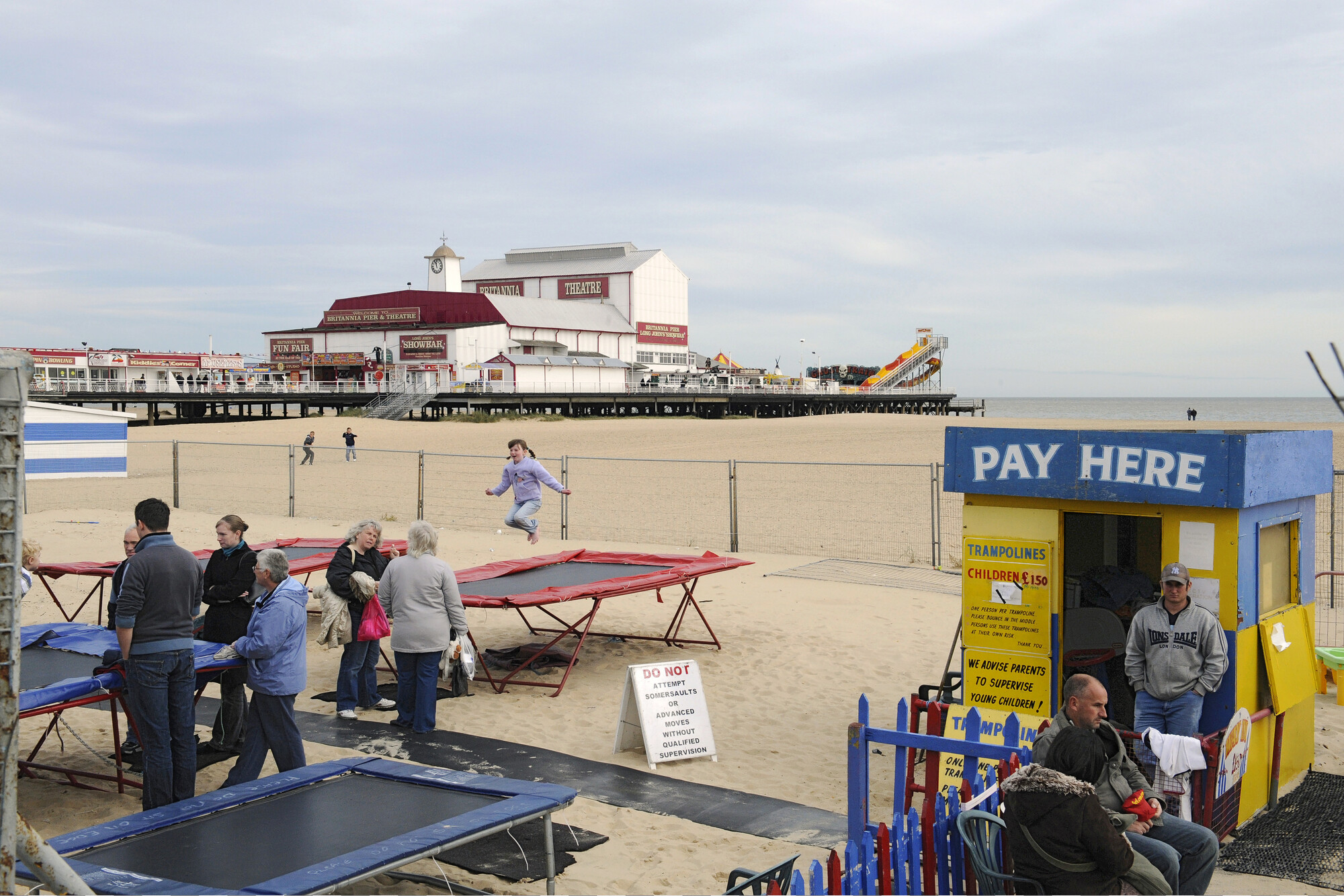 2019.0250; Kleurenfoto van het strand van Great Yarmouth met de Britannia Pier, Engeland, 2008; foto