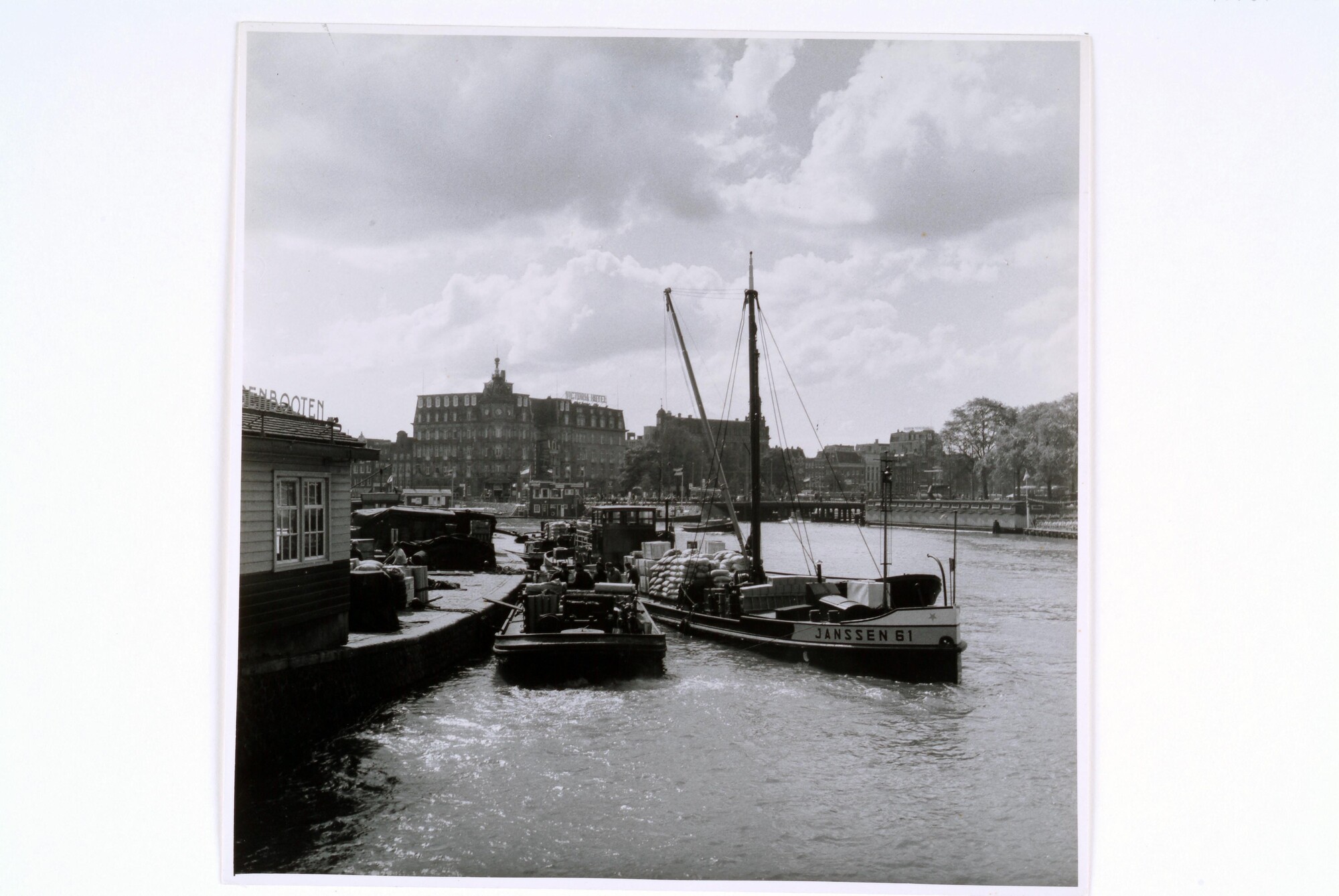 1998.0113; Stadsgezicht in Amsterdam: het Open Havenfront achter het Centraal Station; foto