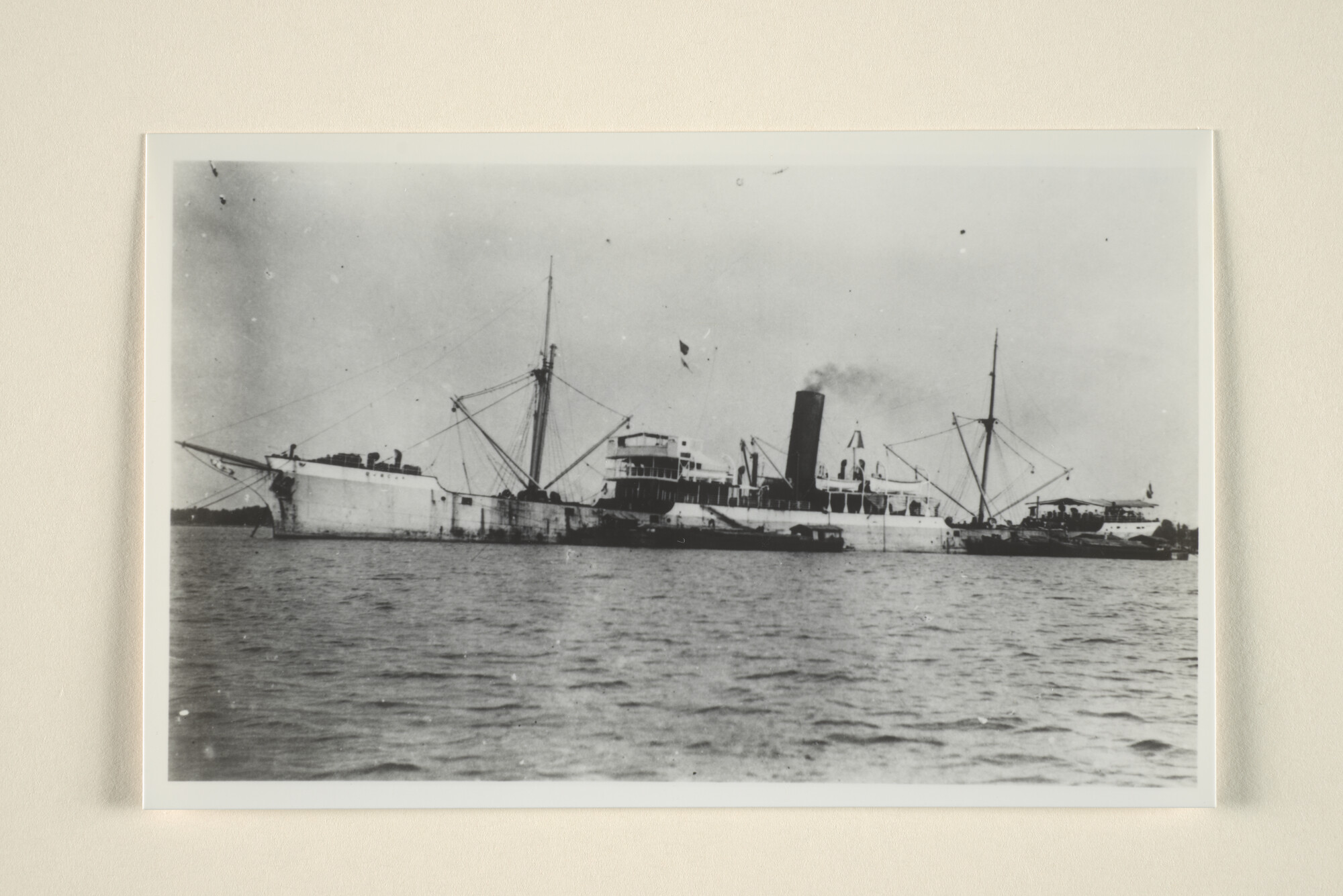 1995.5163; Het vrachtschip ss. 'Djocja' van de Rotterdamsche Lloyd ligt voor anker in Indische wateren; reproductiefoto