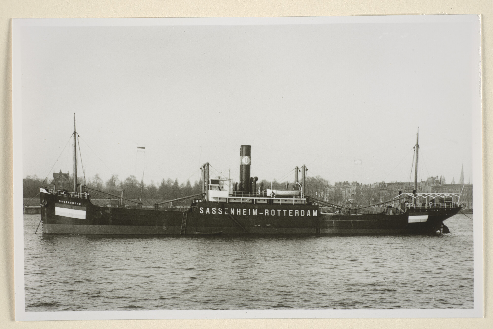 1996.0925; Het vrachtschip ss. 'Sassenheim' van Scheepvaart & Agentuur Maatschappij Gebr. Van Uden ligt voor anker op de Nieuwe Maas te Rotterdam; foto